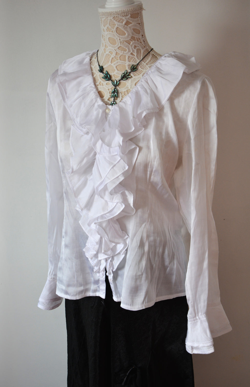 Blouse blanche à froufrous