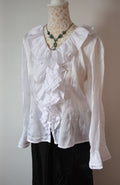 Blouse blanche à froufrous