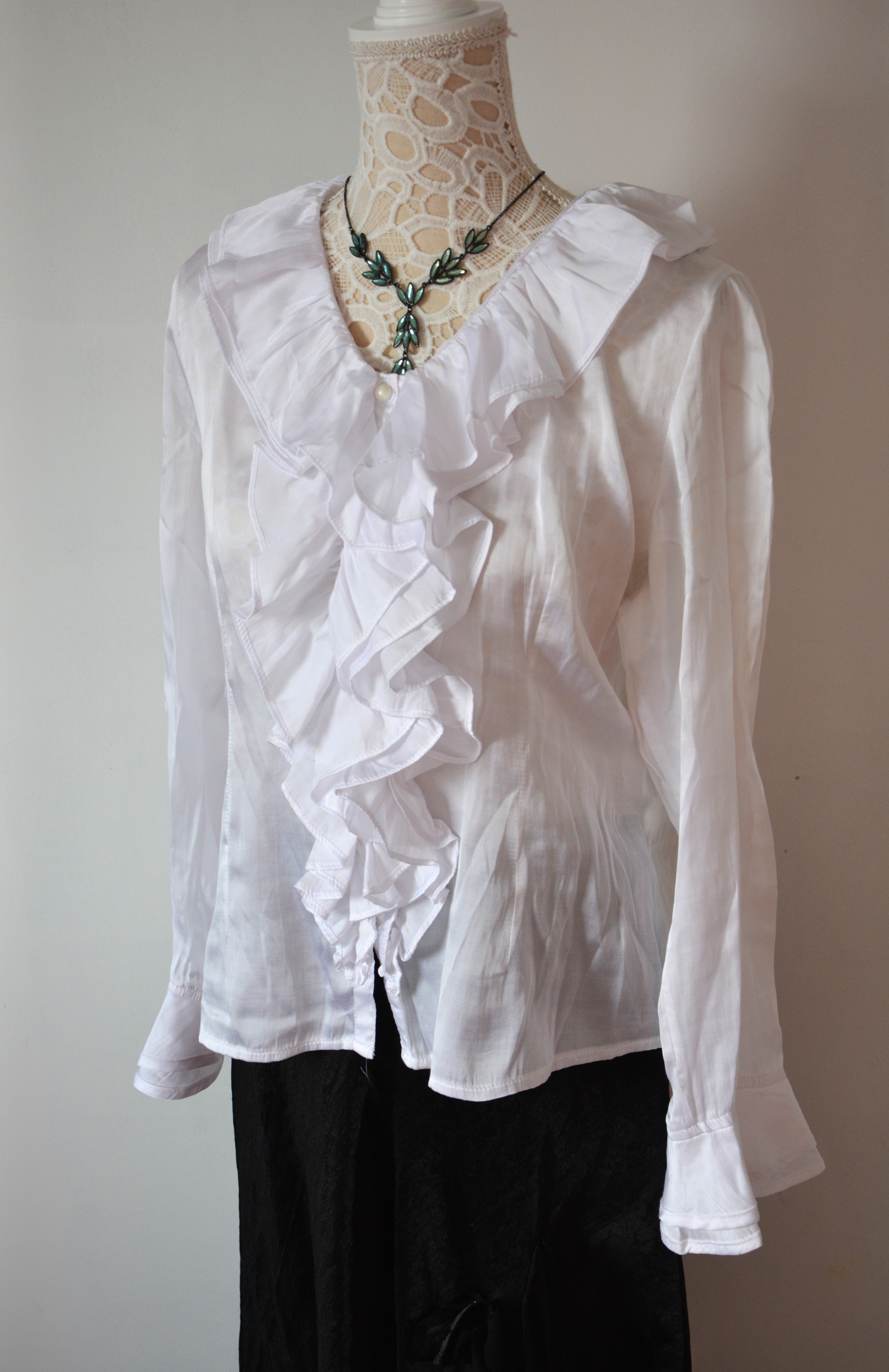 Blouse blanche à froufrous
