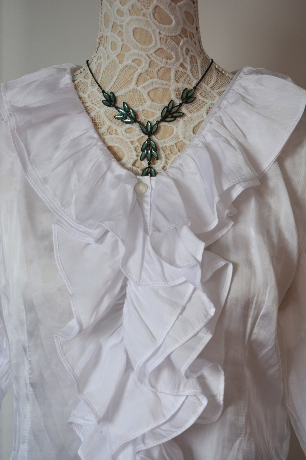 Blouse blanche à froufrous