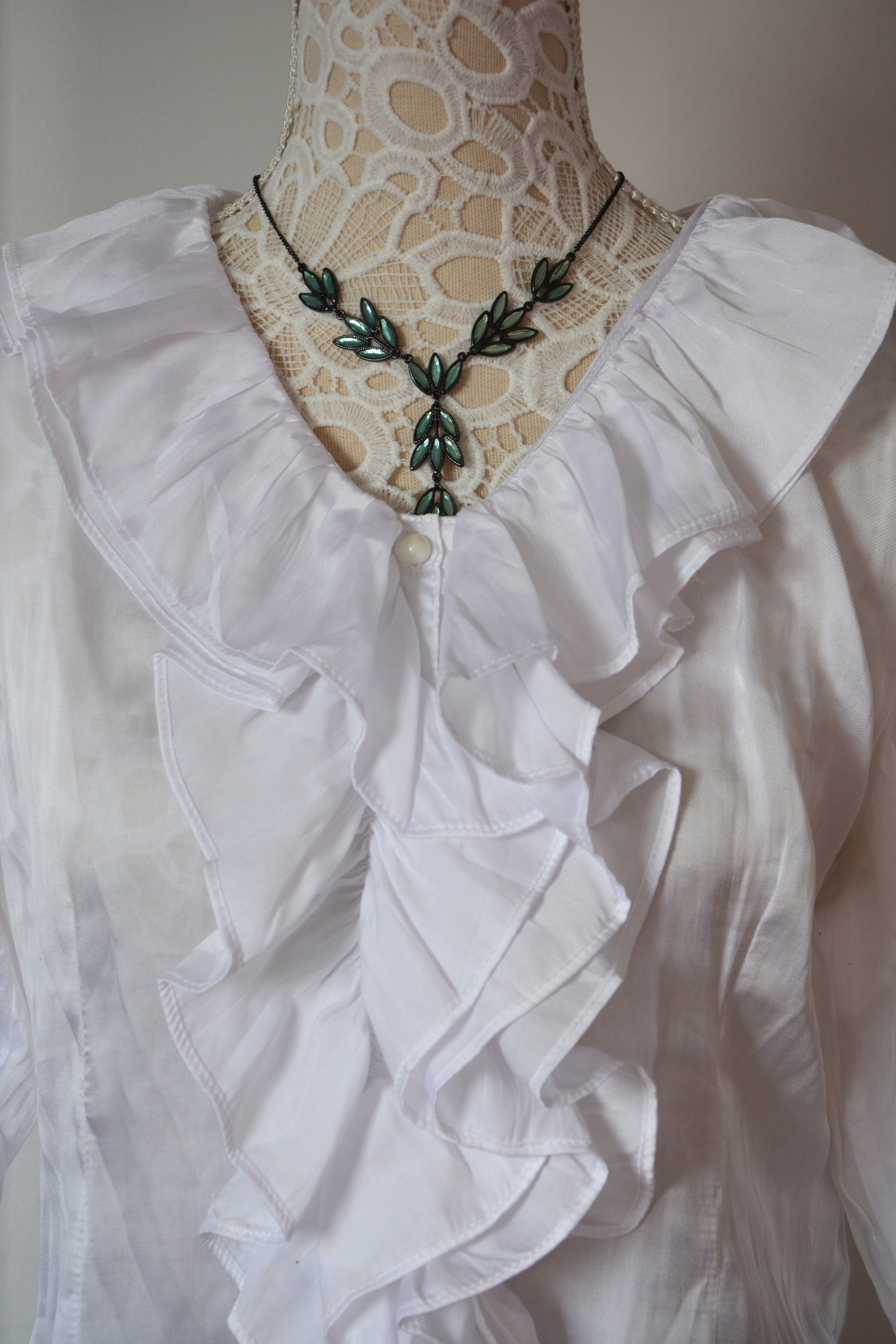 Blouse blanche à froufrous