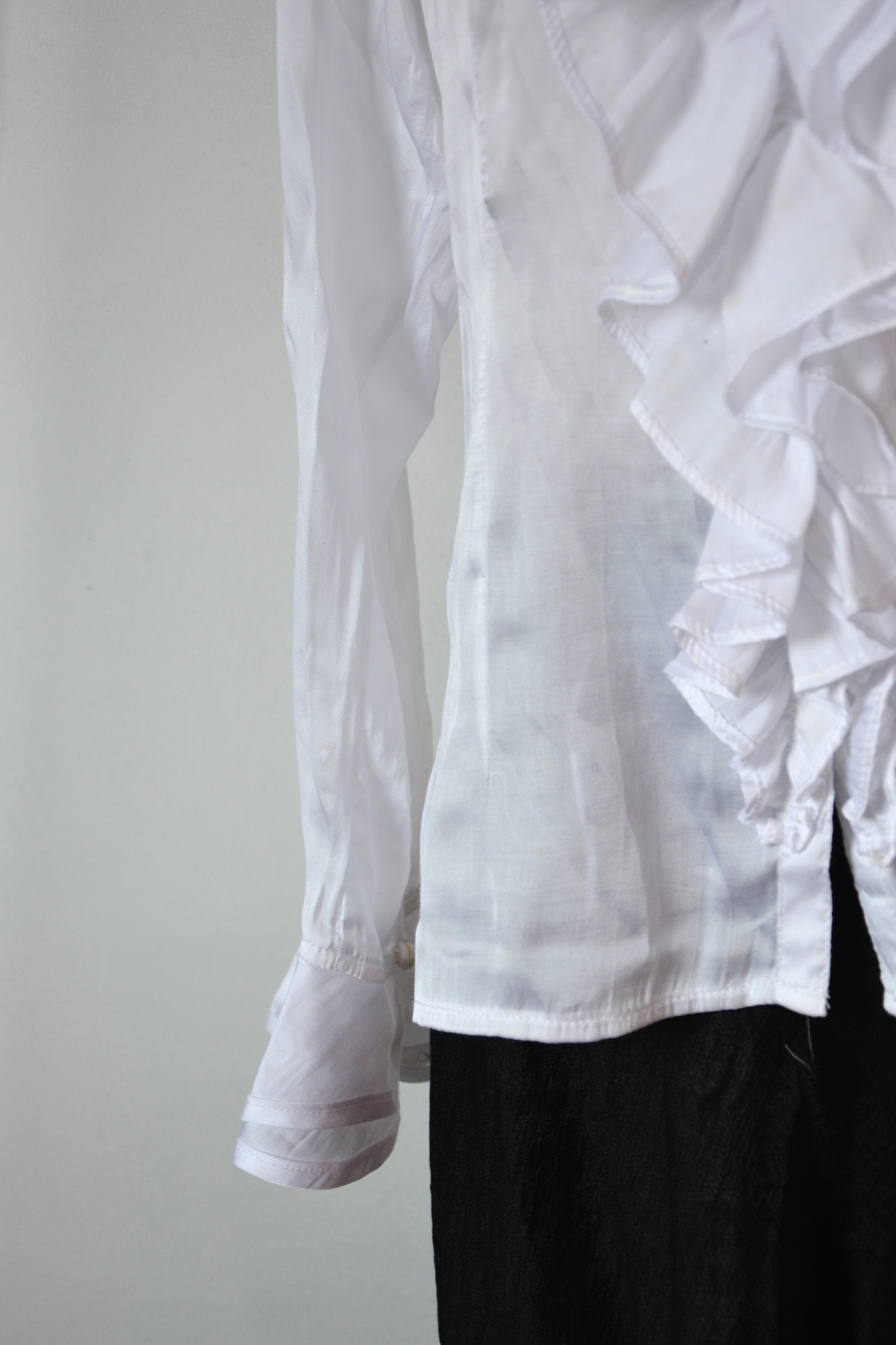 Blouse blanche à froufrous