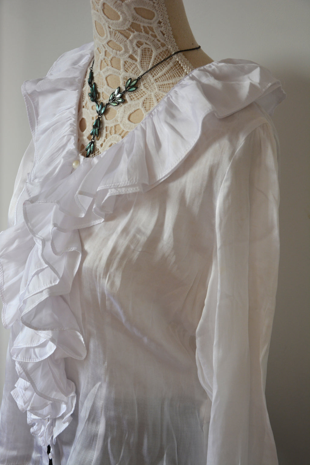 Blouse blanche à froufrous
