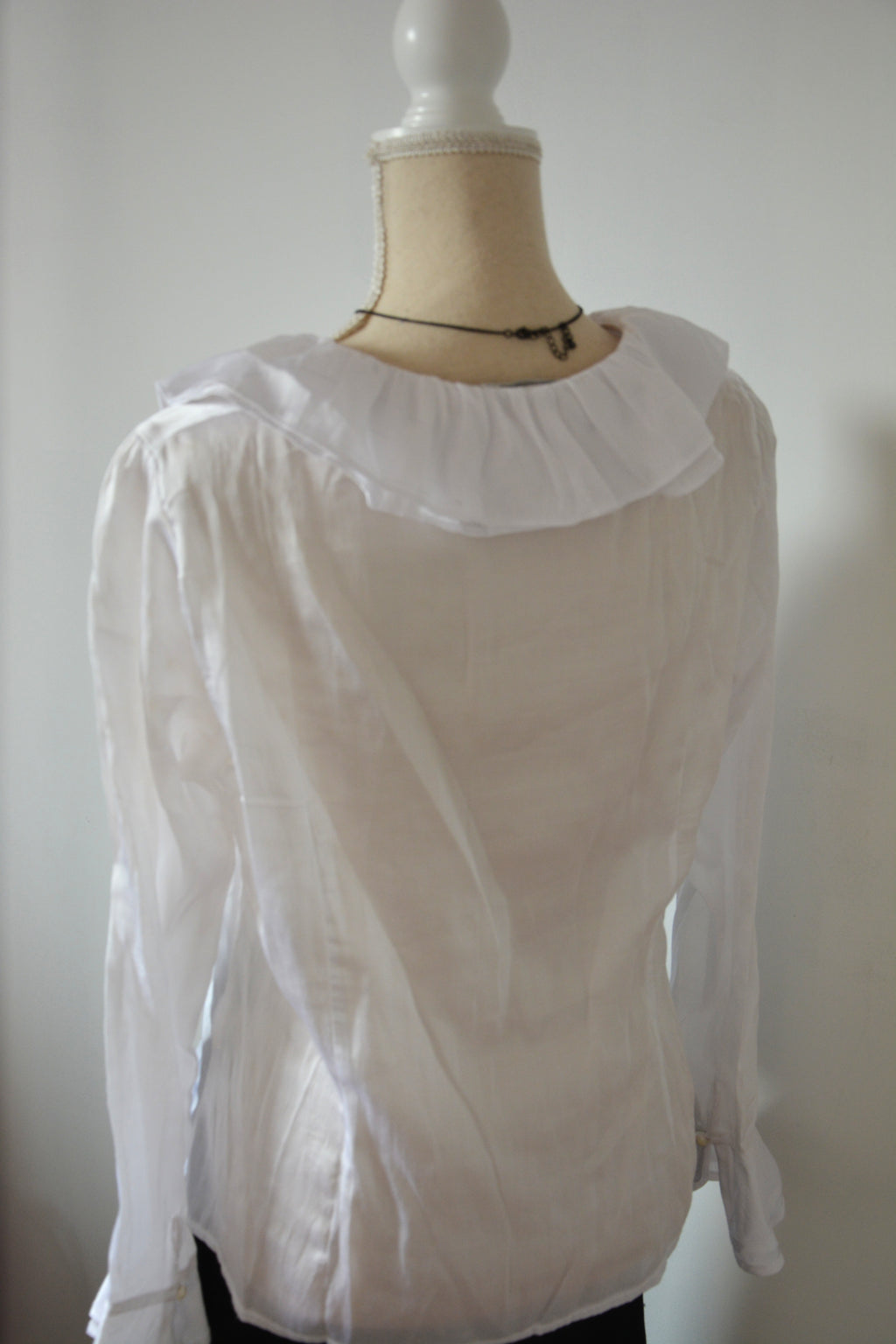 Blouse blanche à froufrous