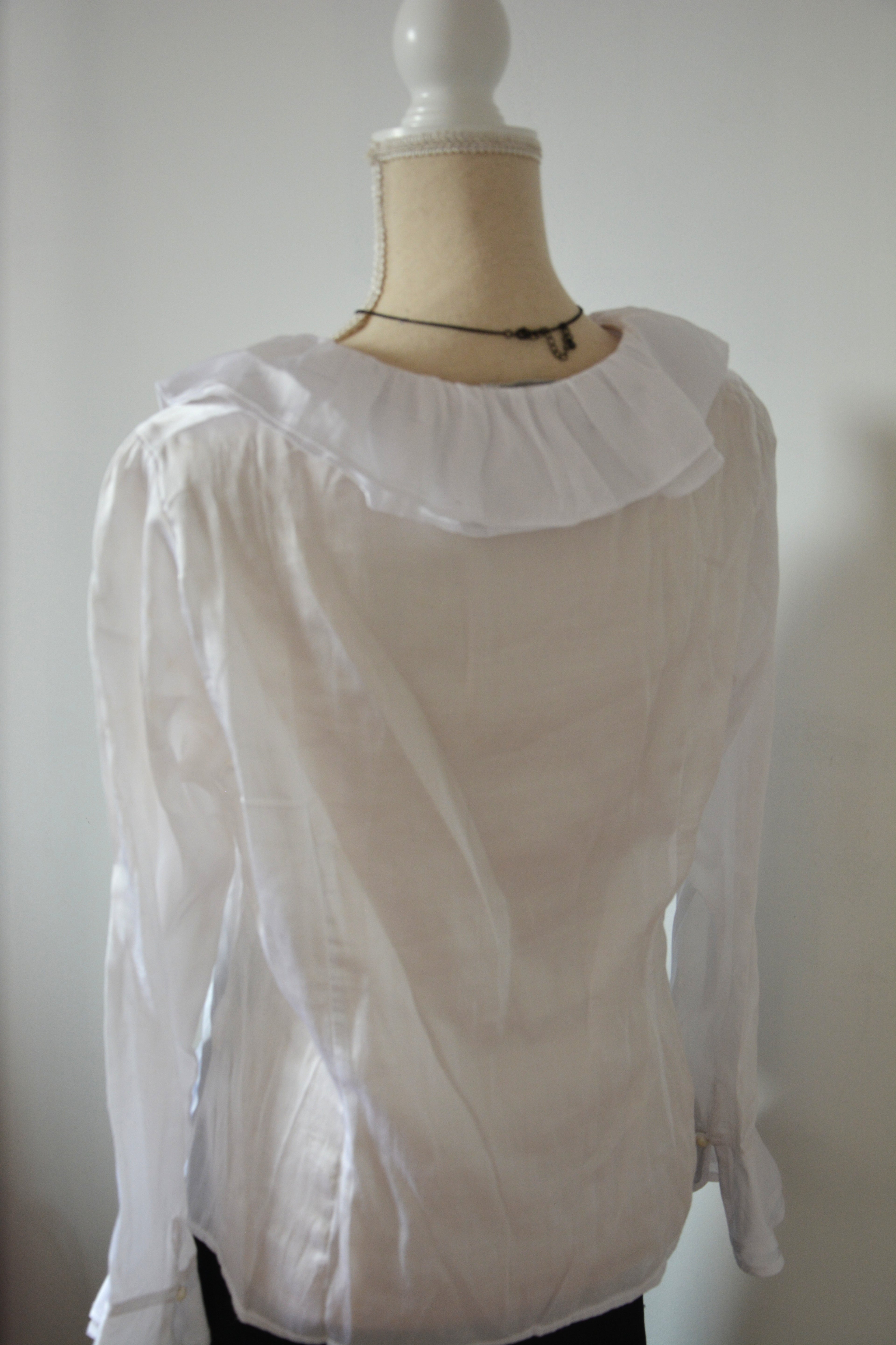 Blouse blanche à froufrous