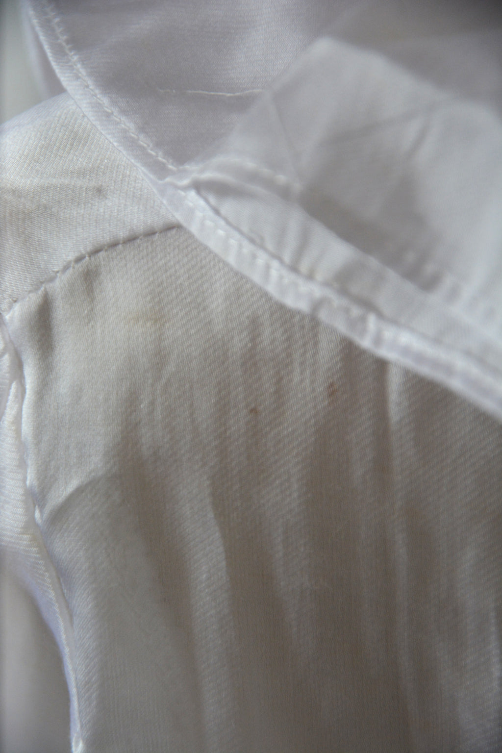 Blouse blanche à froufrous