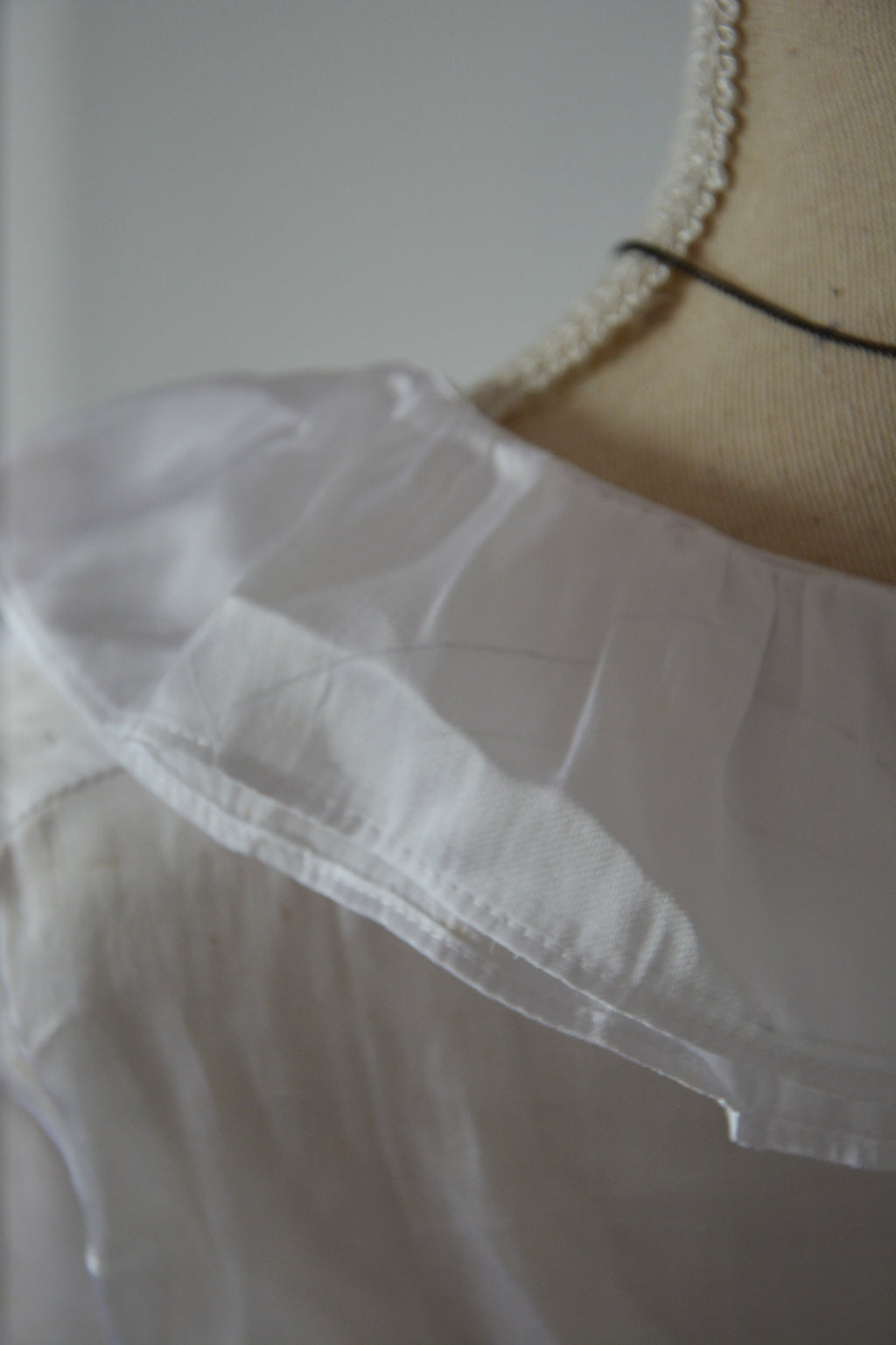 Blouse blanche à froufrous
