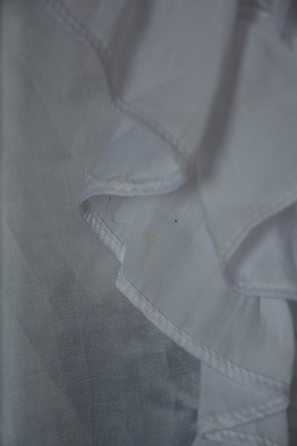 Blouse blanche à froufrous