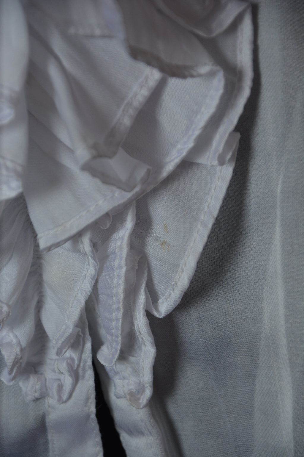 Blouse blanche à froufrous