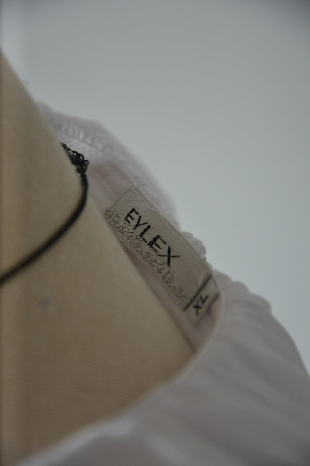 Blouse blanche à froufrous