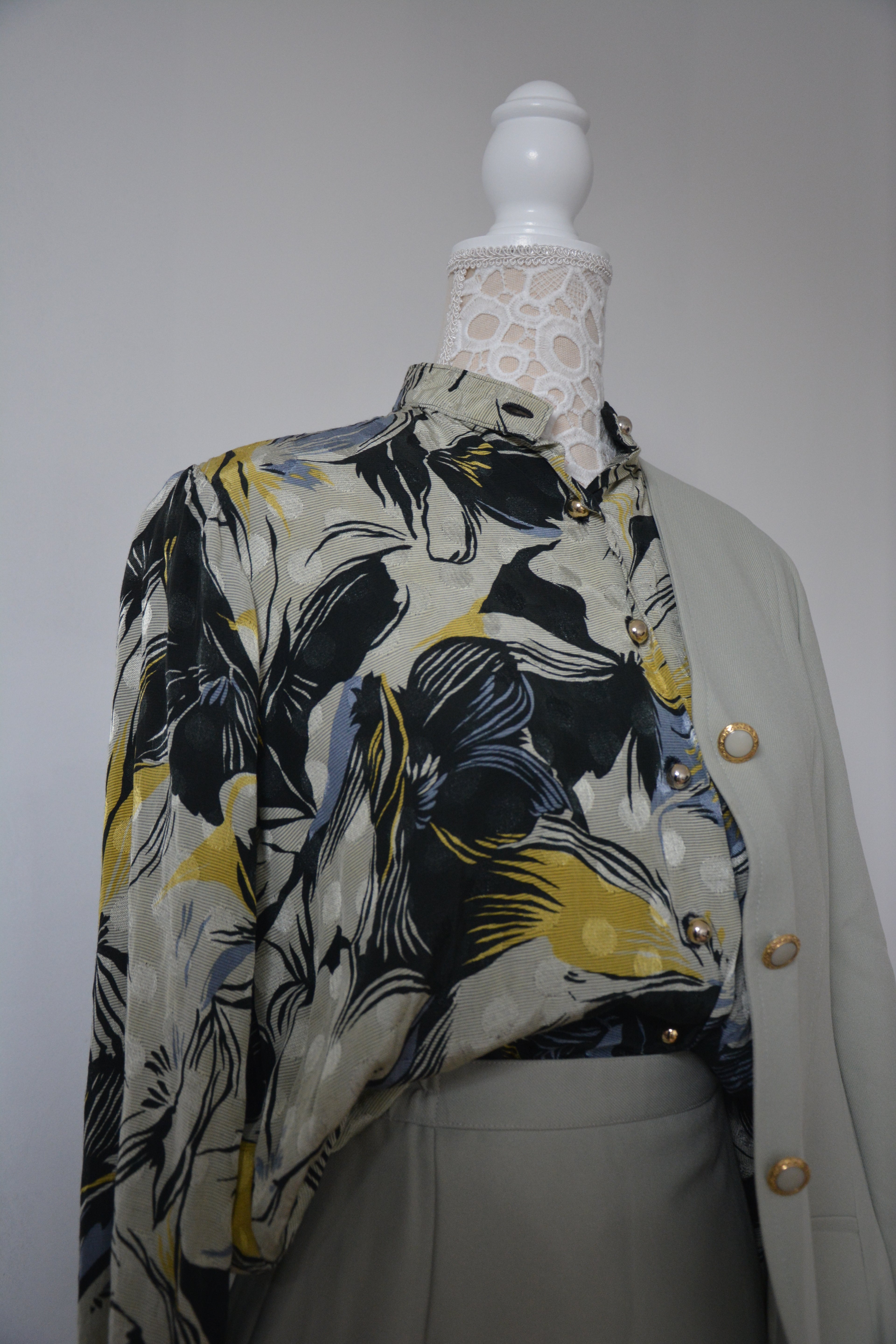 Chemise grise florale