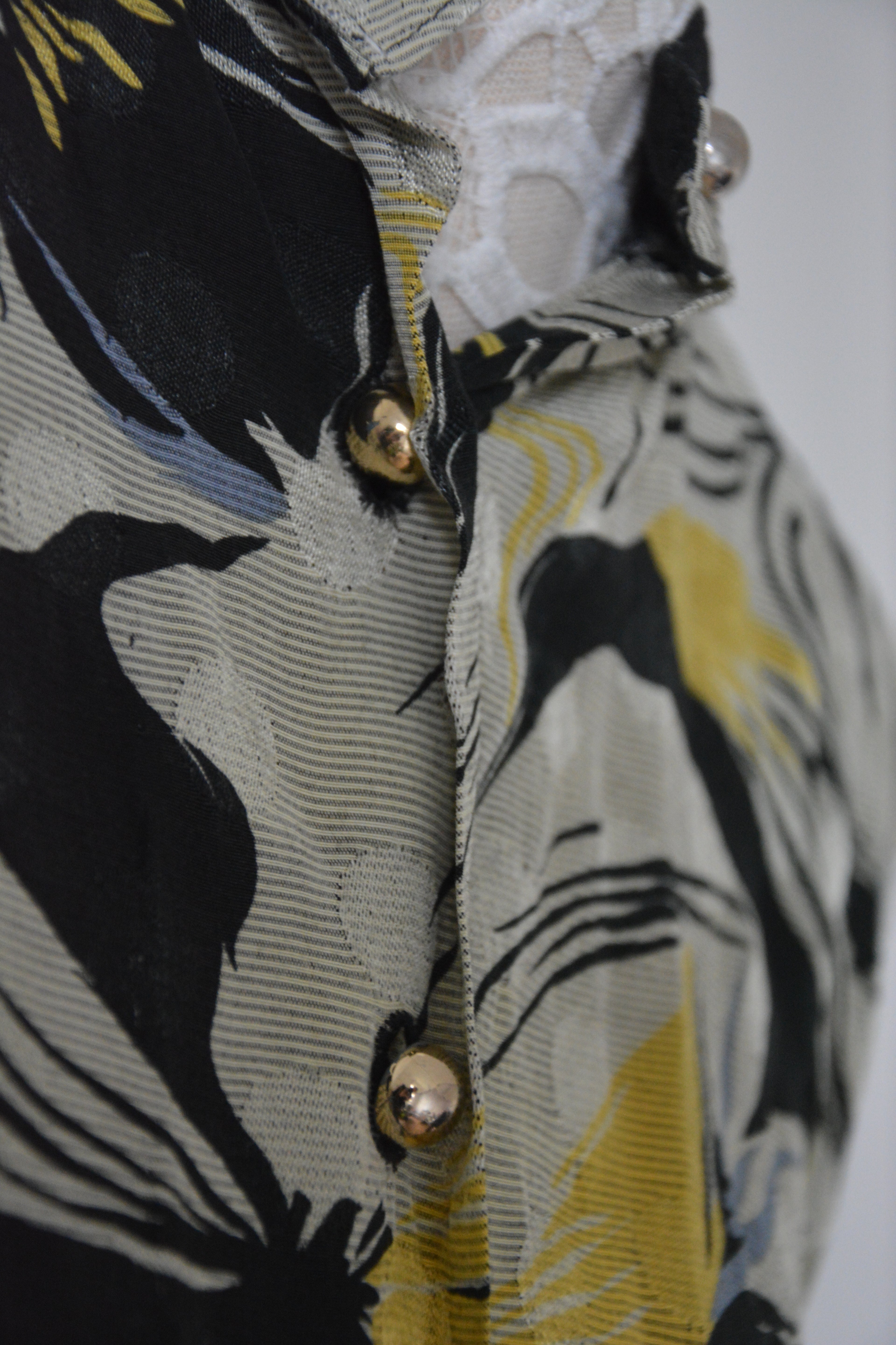 Chemise grise florale