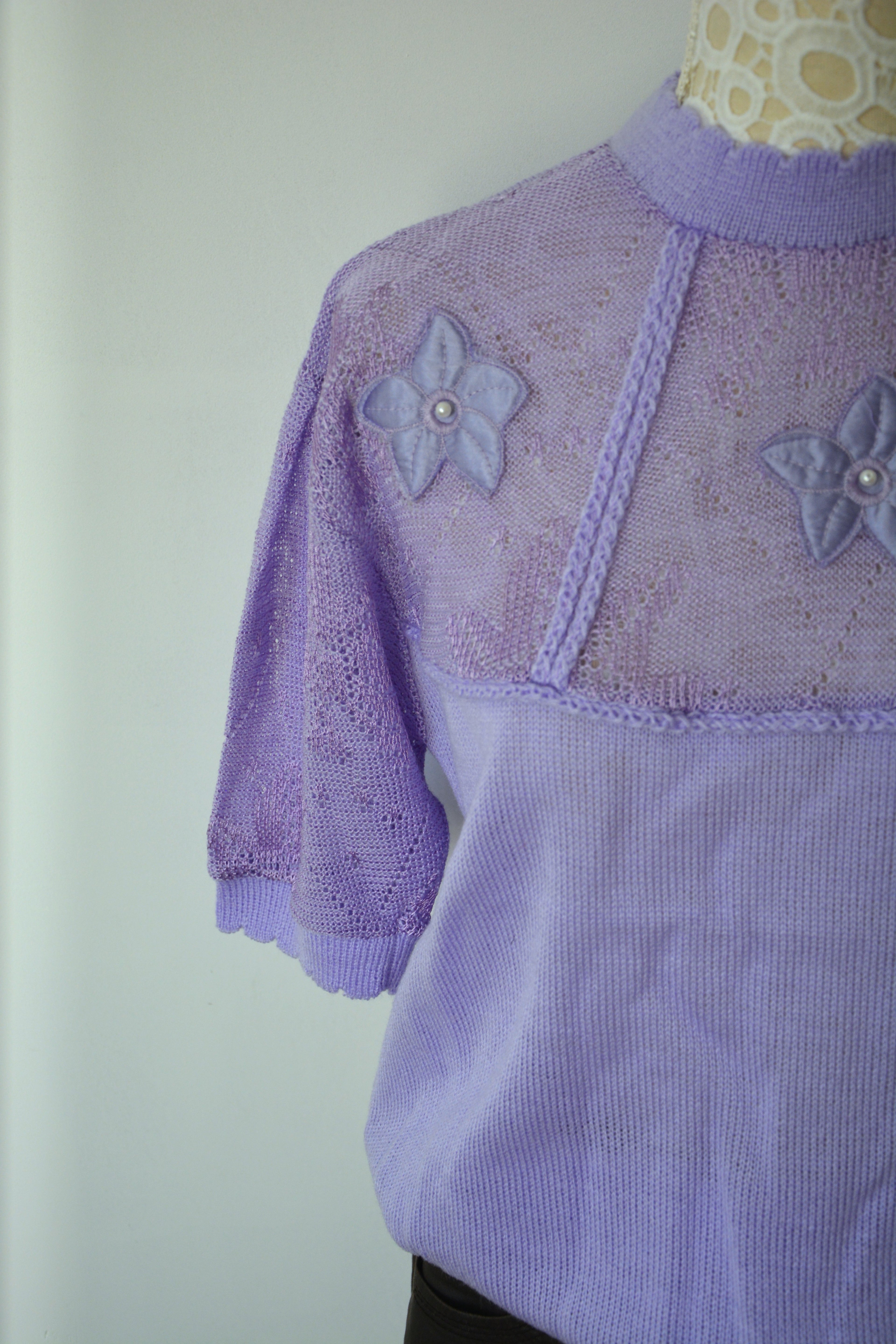 Pull violet floral en maille