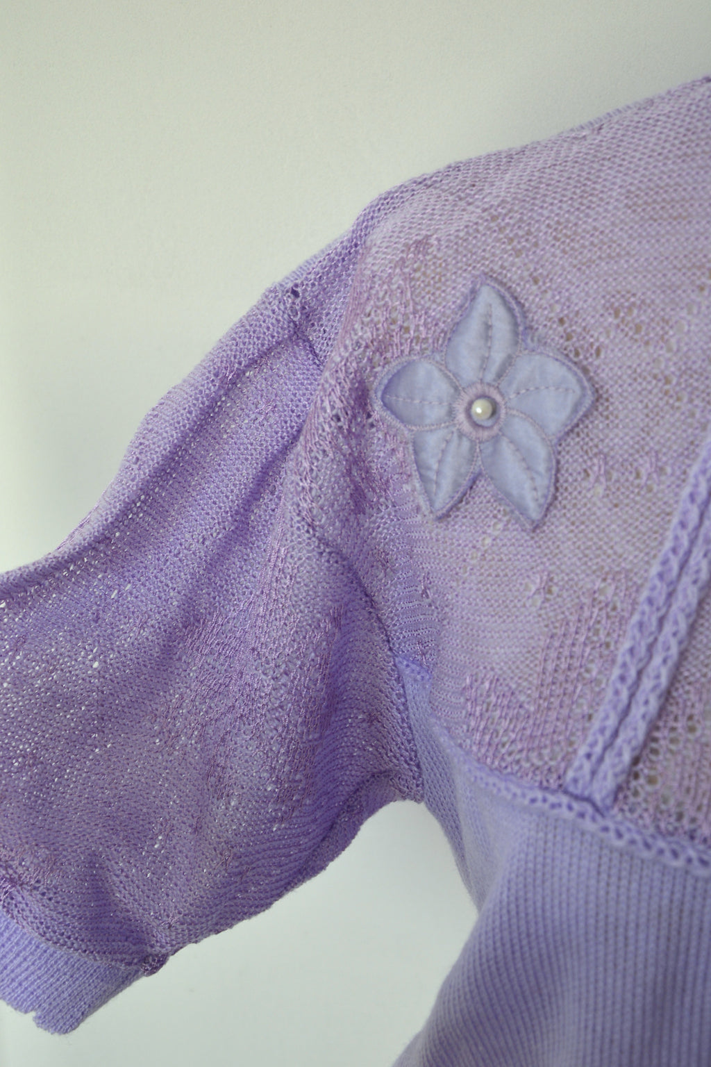 Pull violet floral en maille