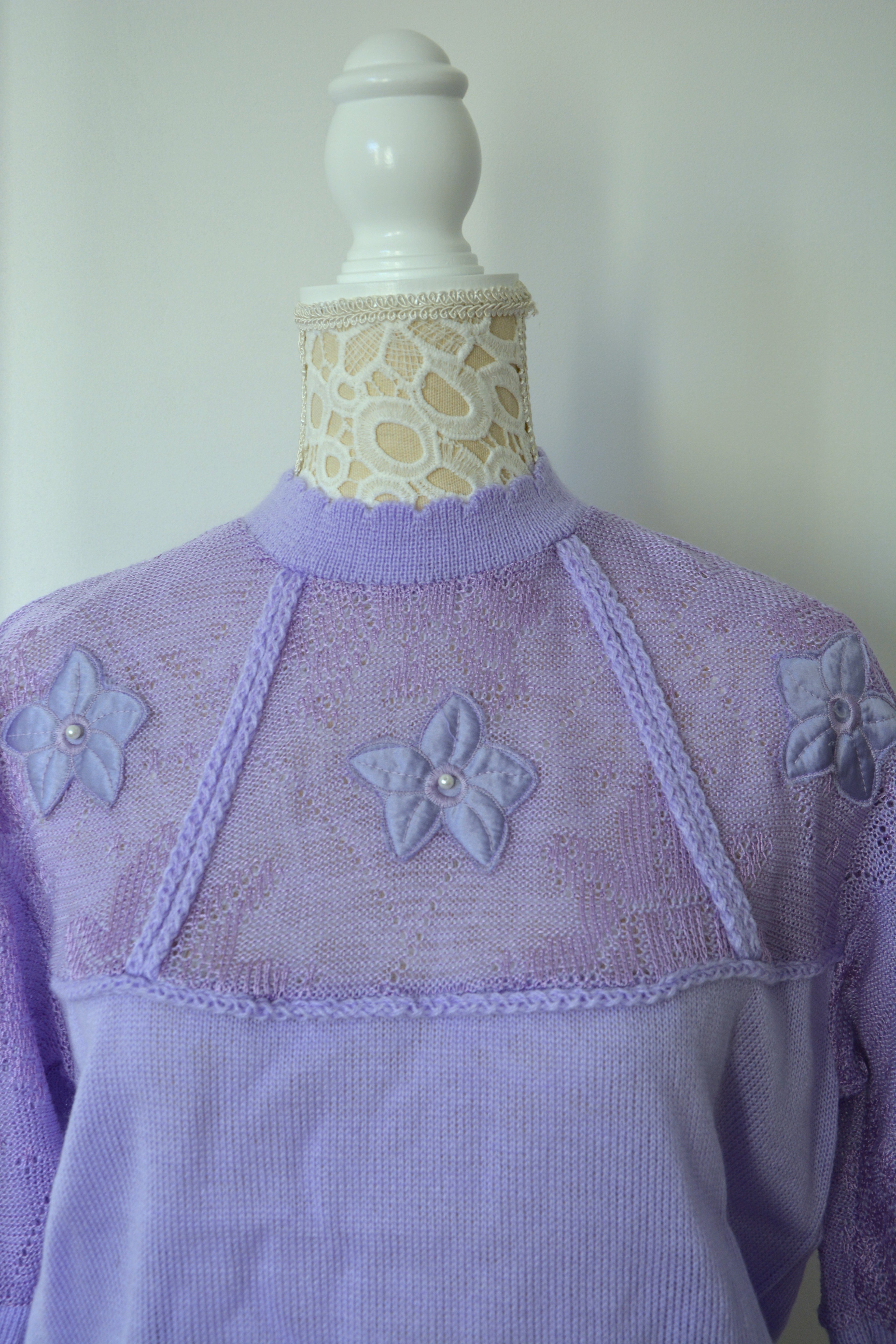 Pull violet floral en maille