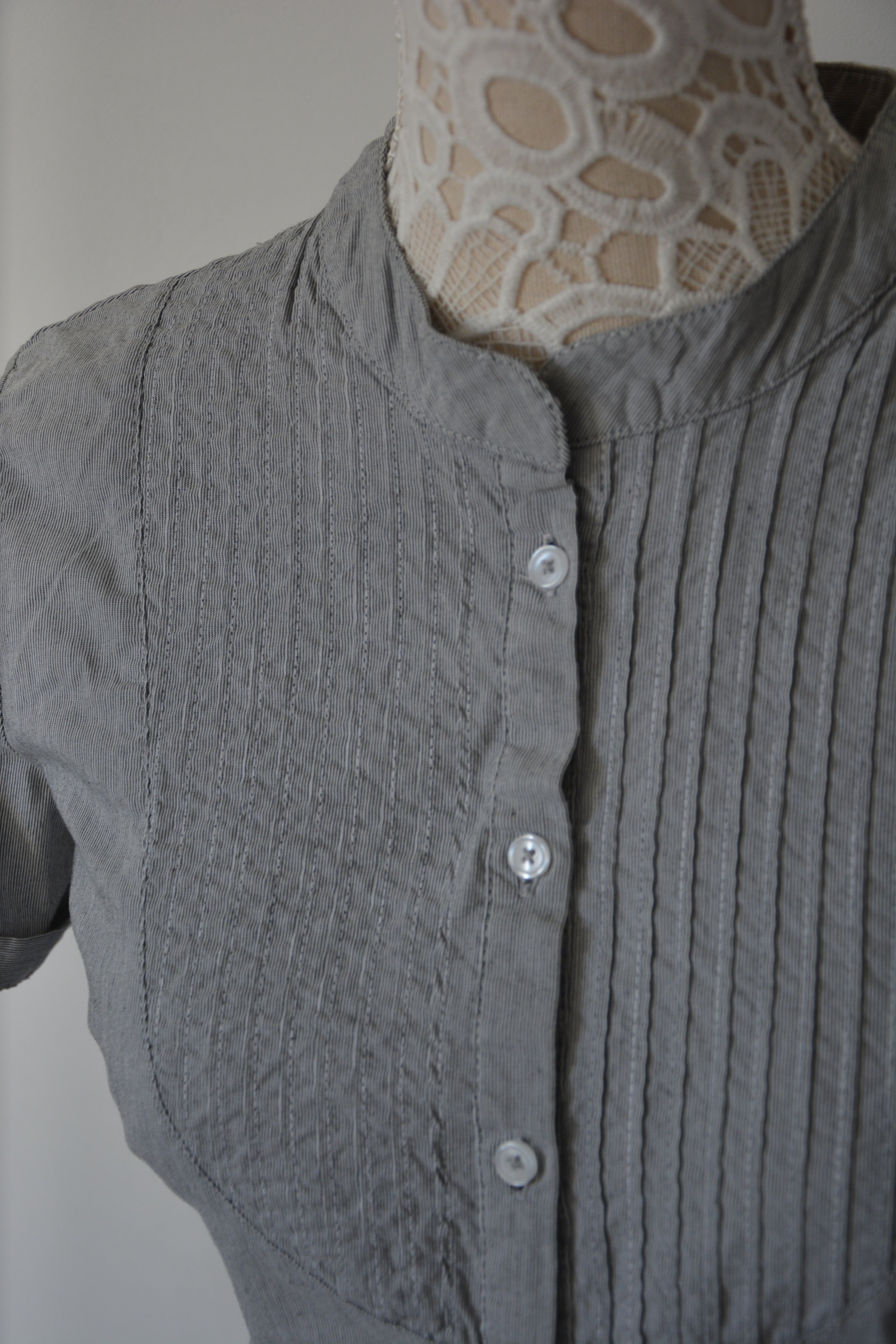 Chemise grise à rayures