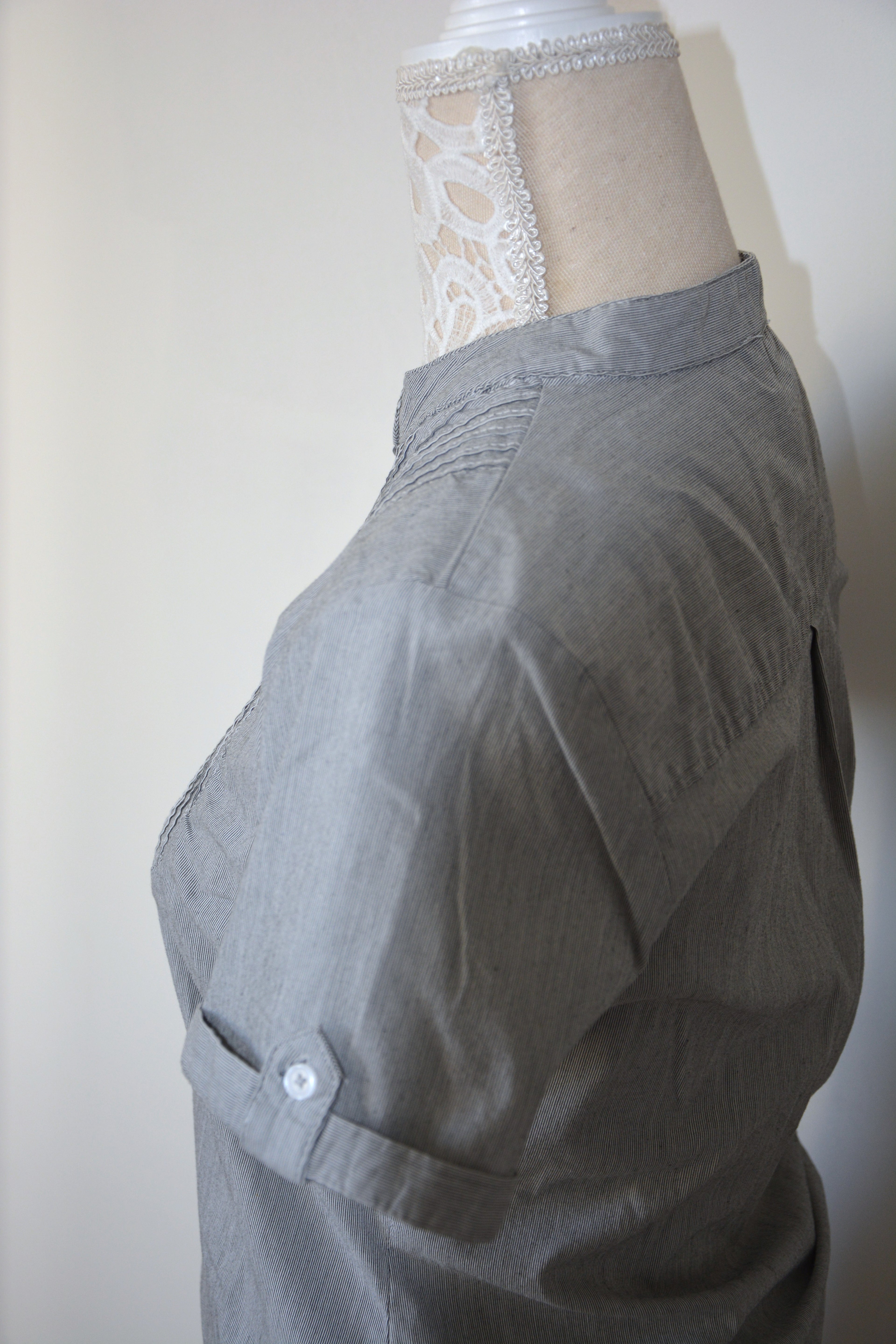 Chemise grise à rayures