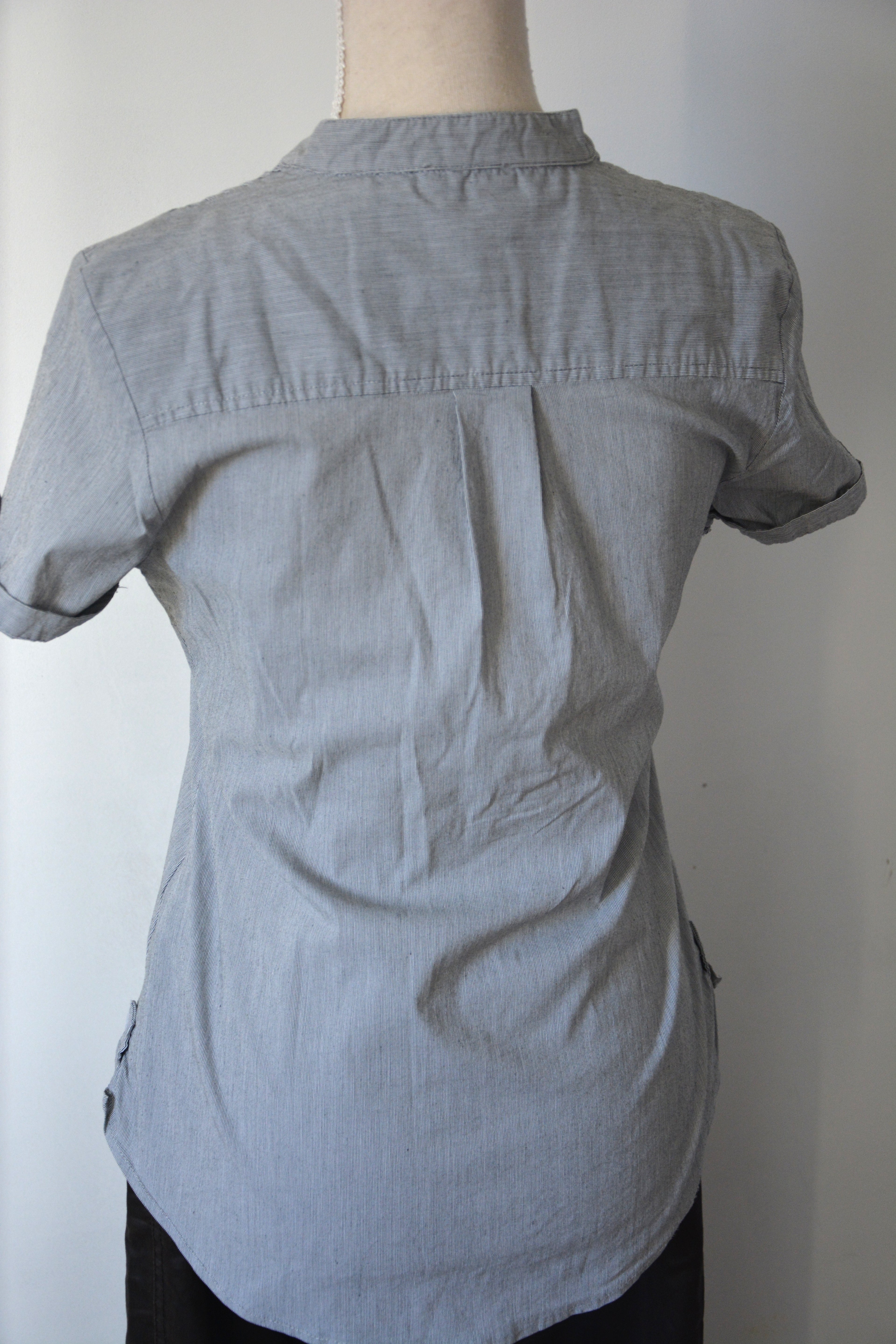 Chemise grise à rayures