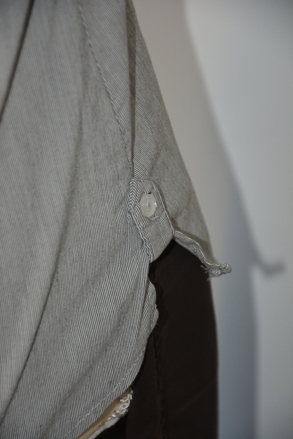 Chemise grise à rayures