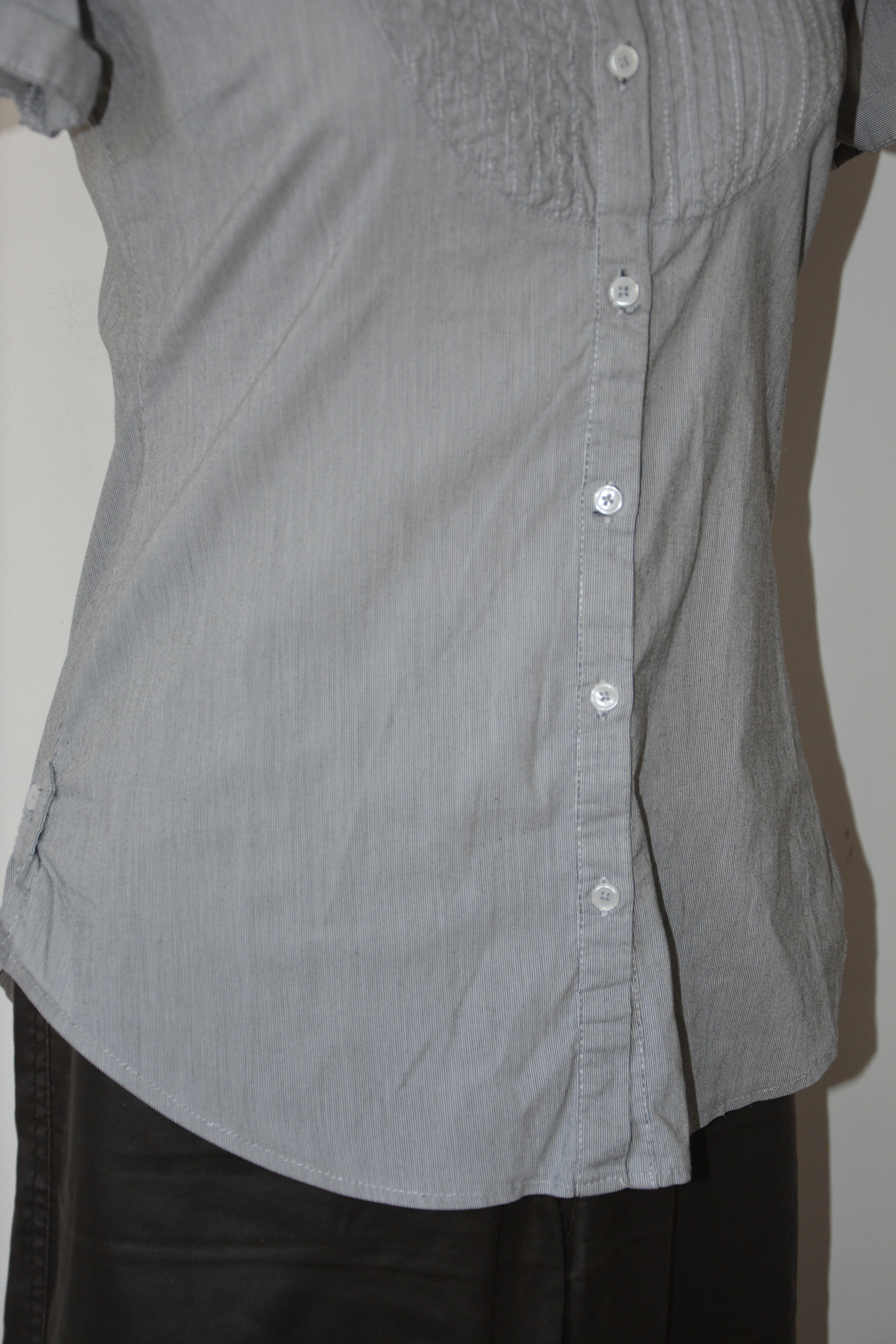 Chemise grise à rayures