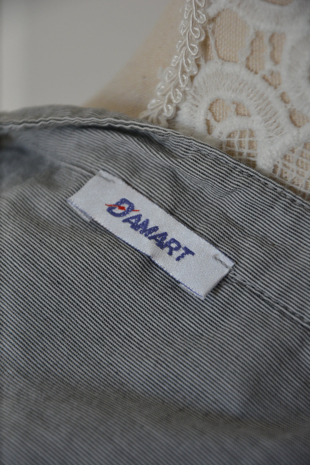 Chemise grise à rayures