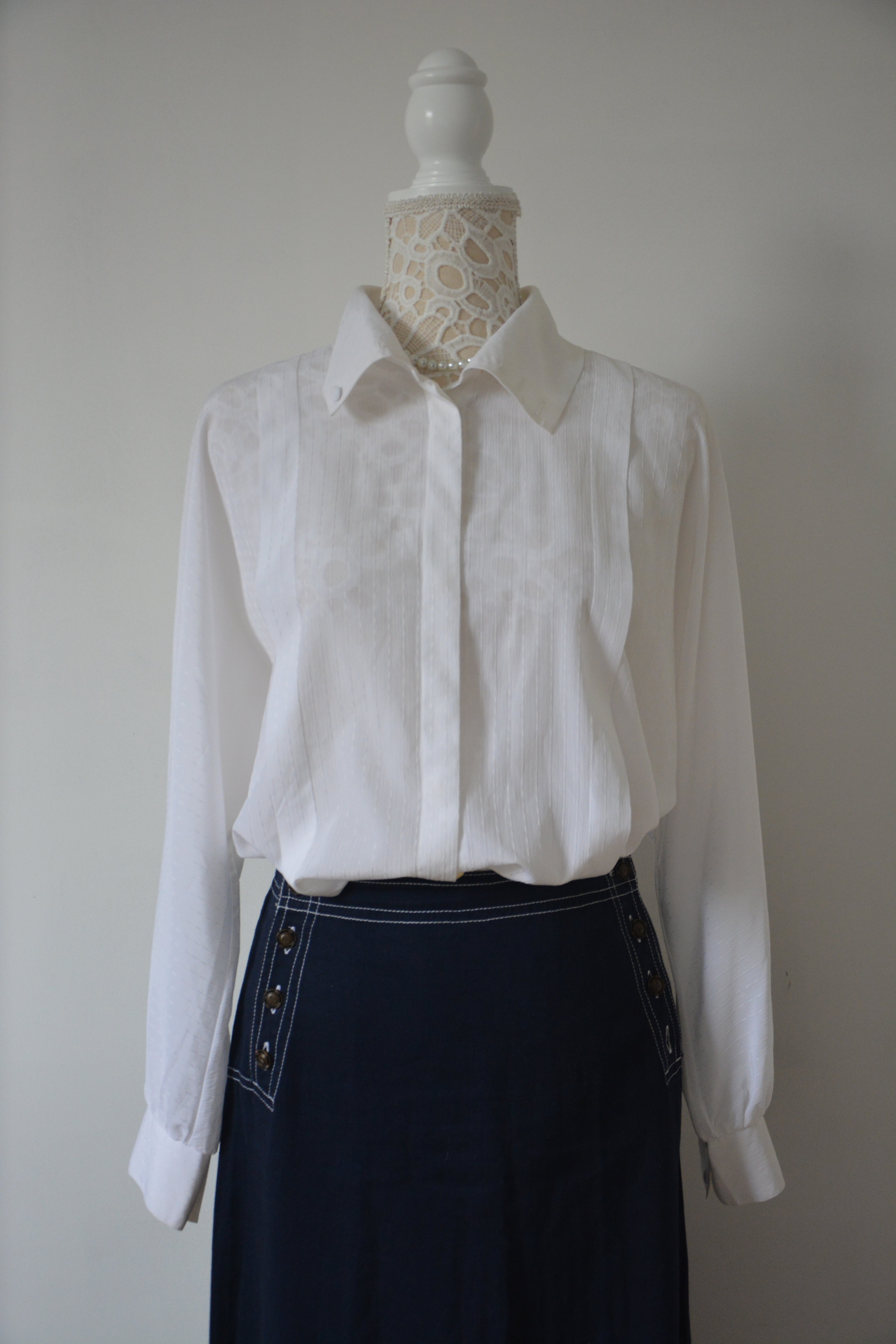 Chemise blanche à fines rayures