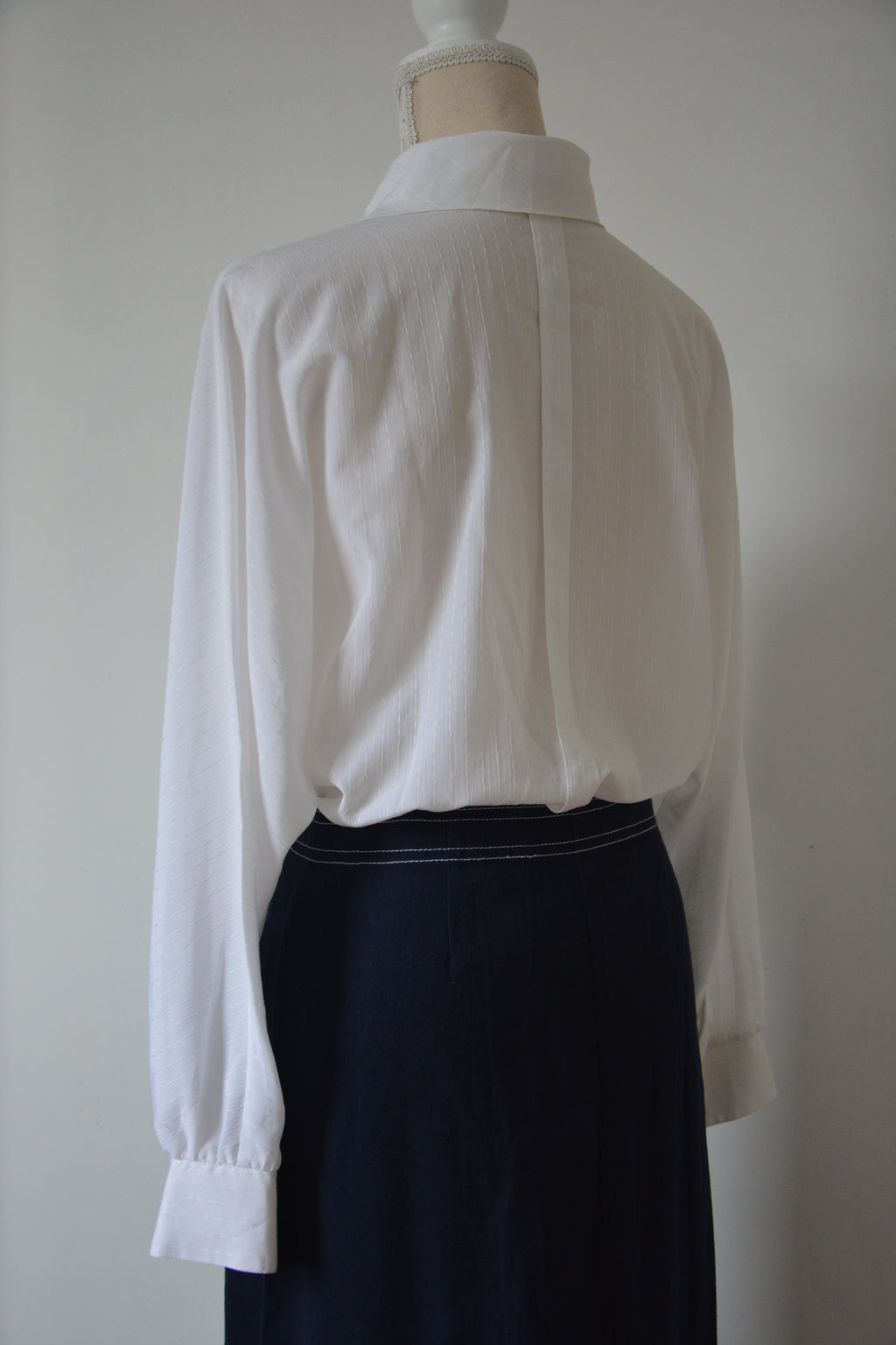 Chemise blanche à fines rayures