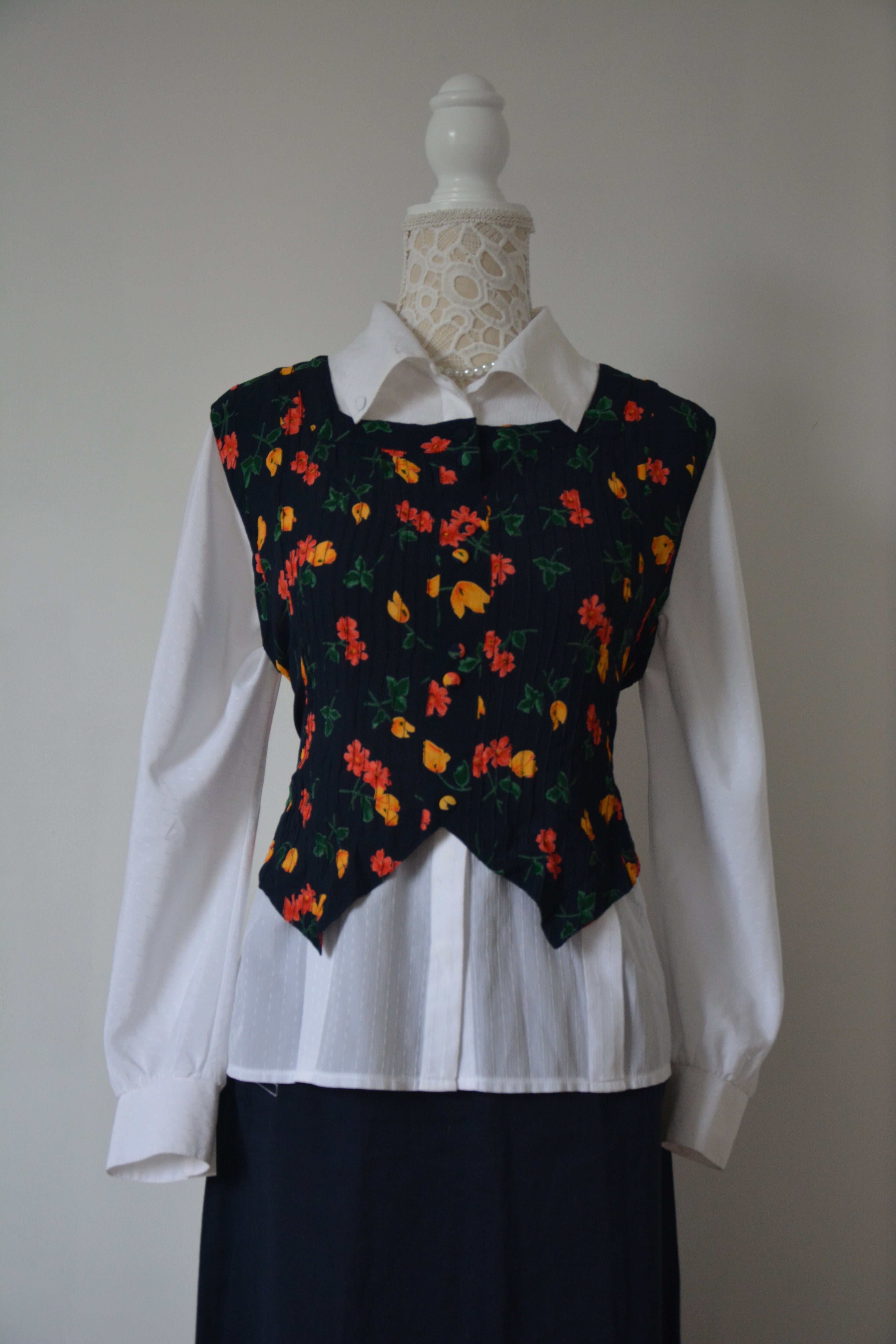 Blouse florale bleue marine