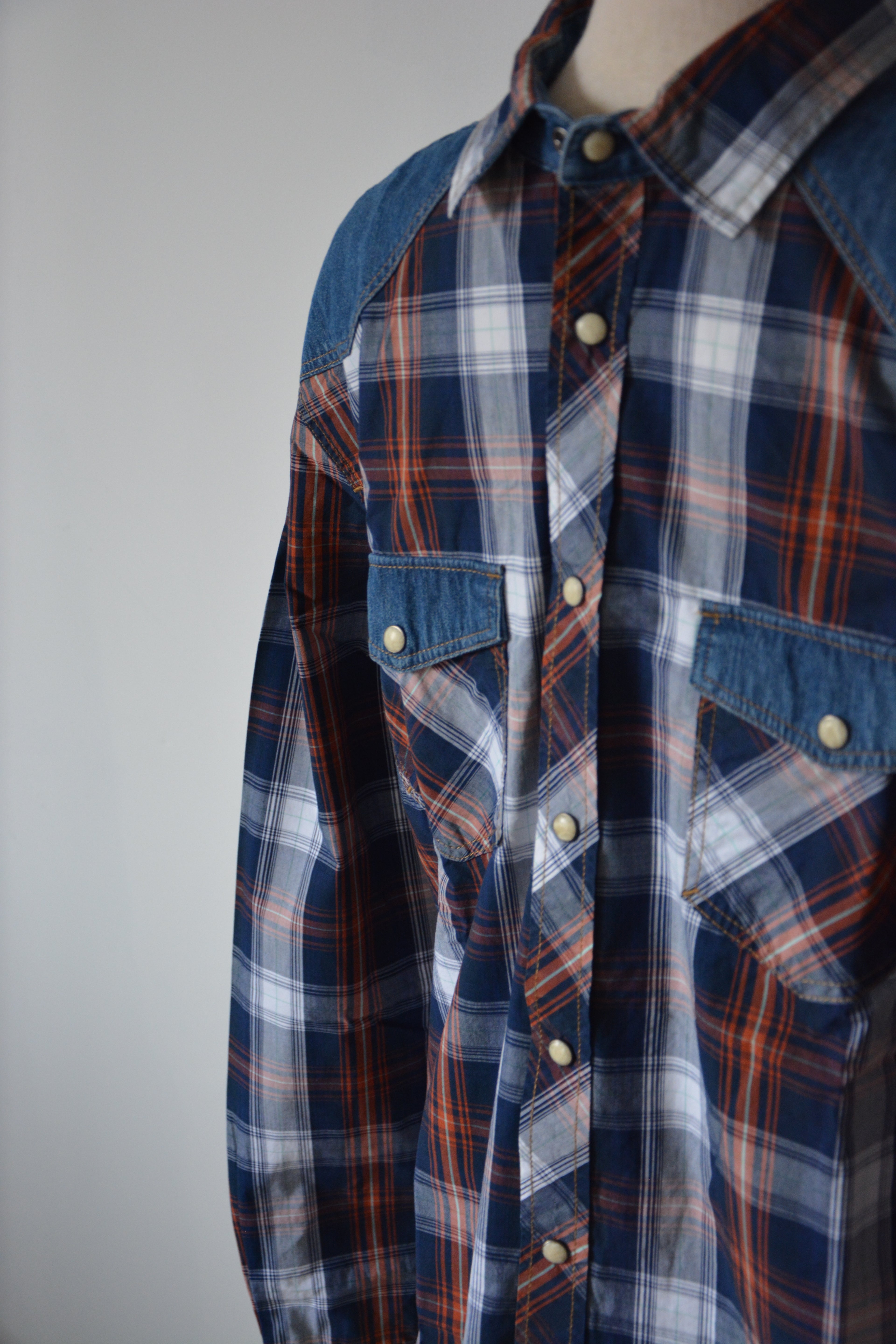 Chemise bleue denim à carreaux