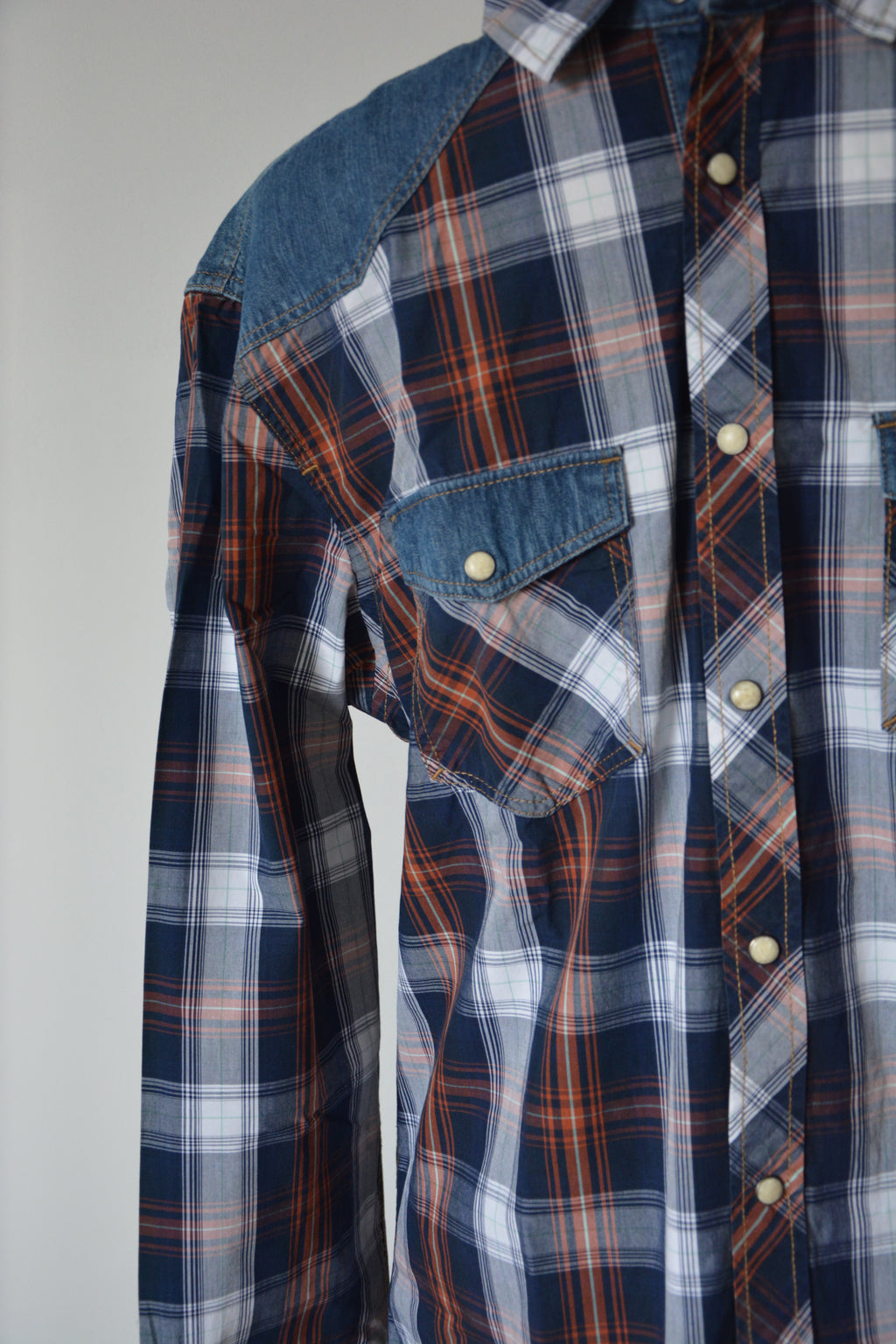 Chemise bleue denim à carreaux