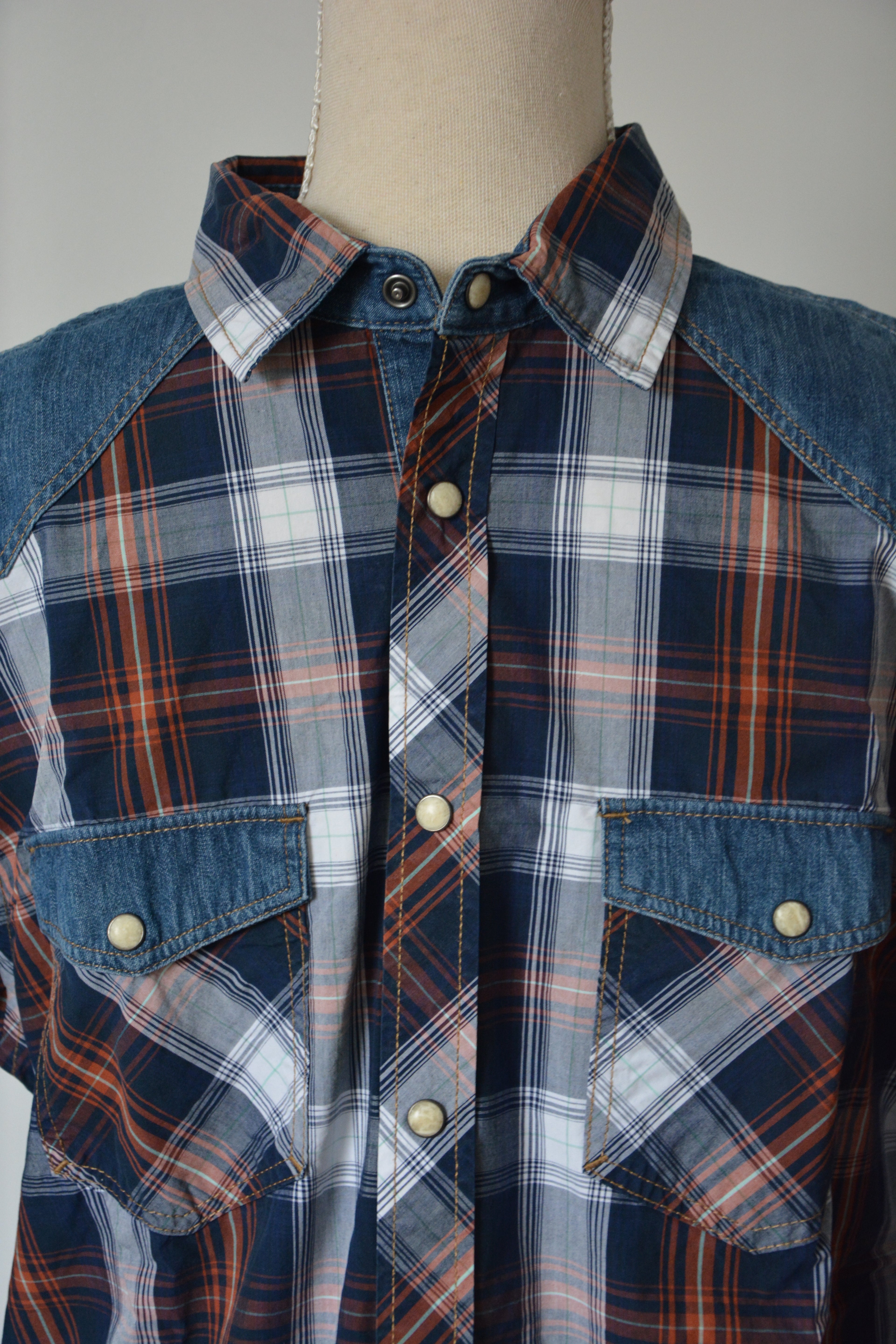 Chemise bleue denim à carreaux