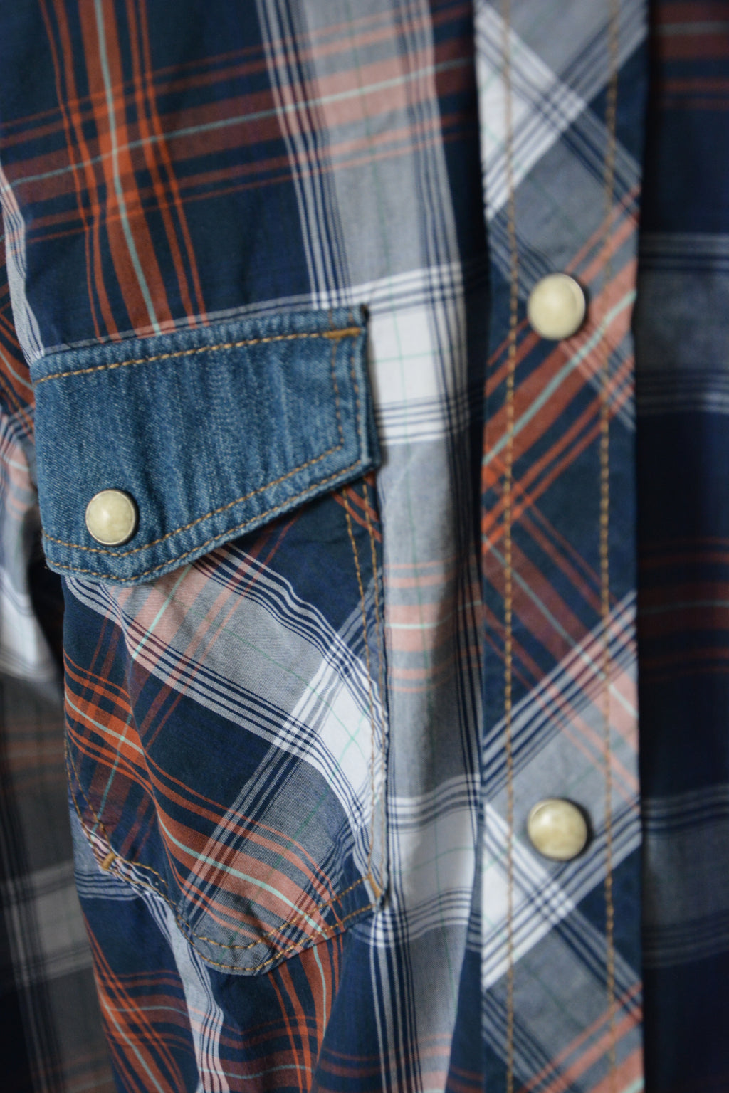 Chemise bleue denim à carreaux