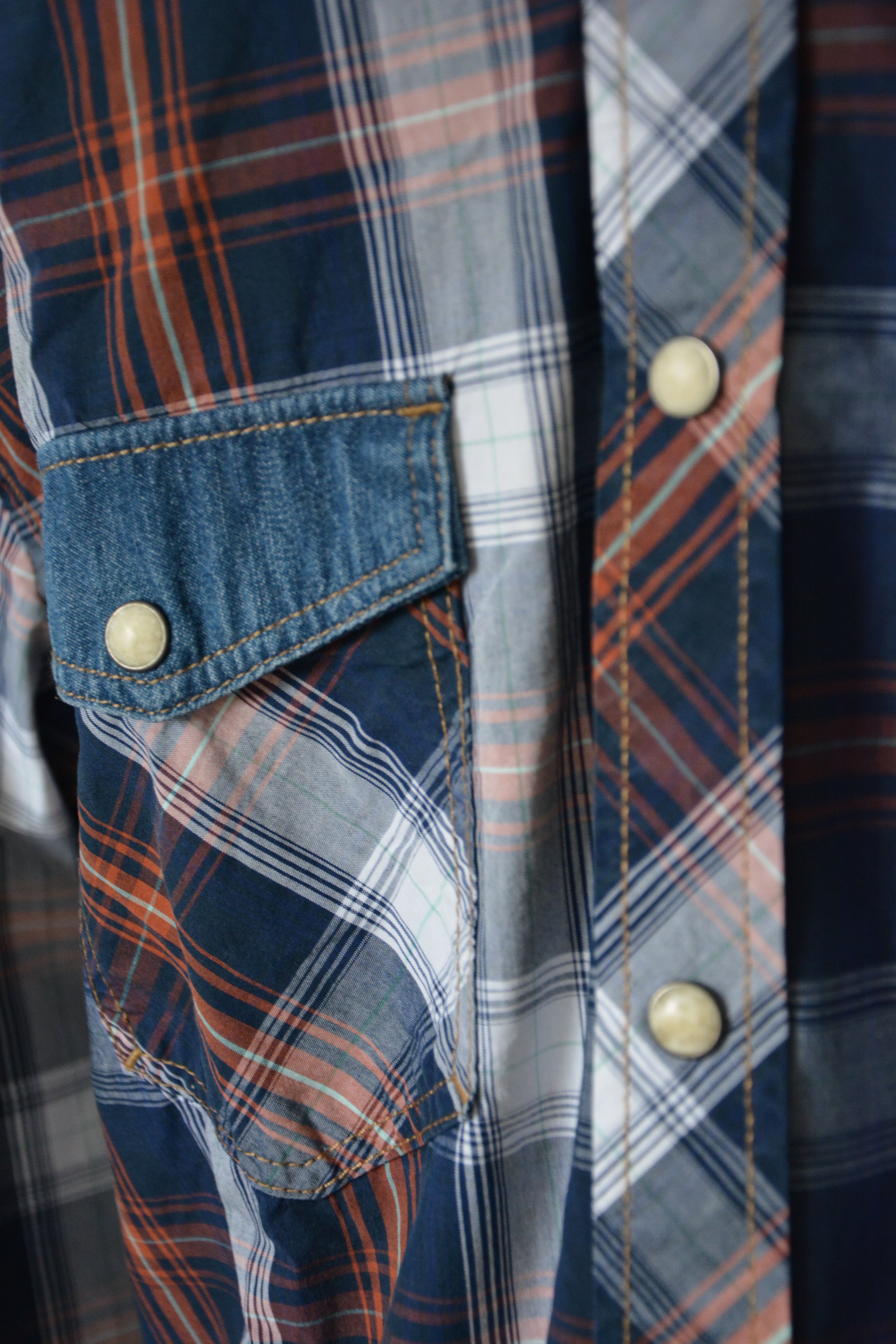 Chemise bleue denim à carreaux