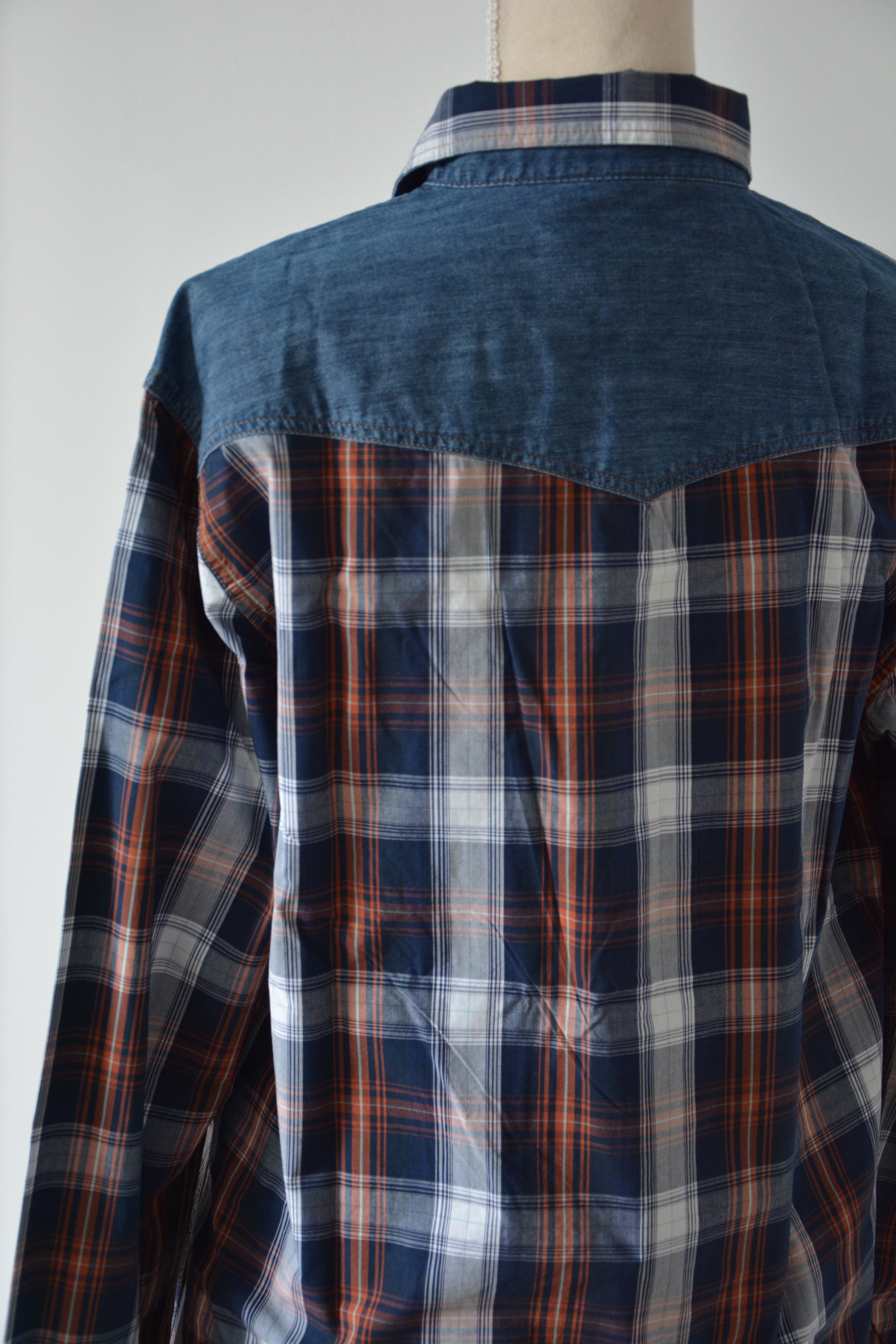 Chemise bleue denim à carreaux