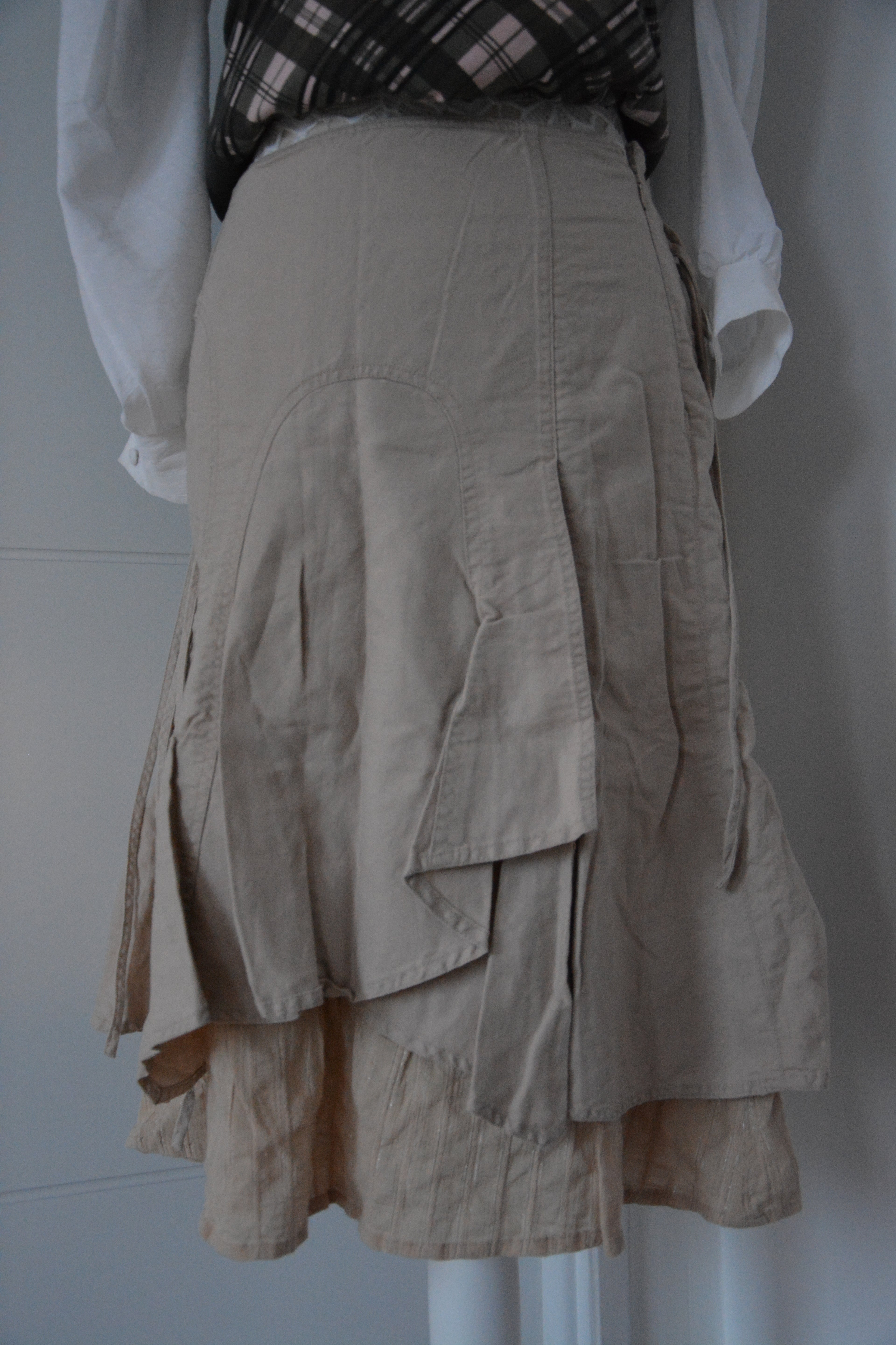 Jupe beige à volants