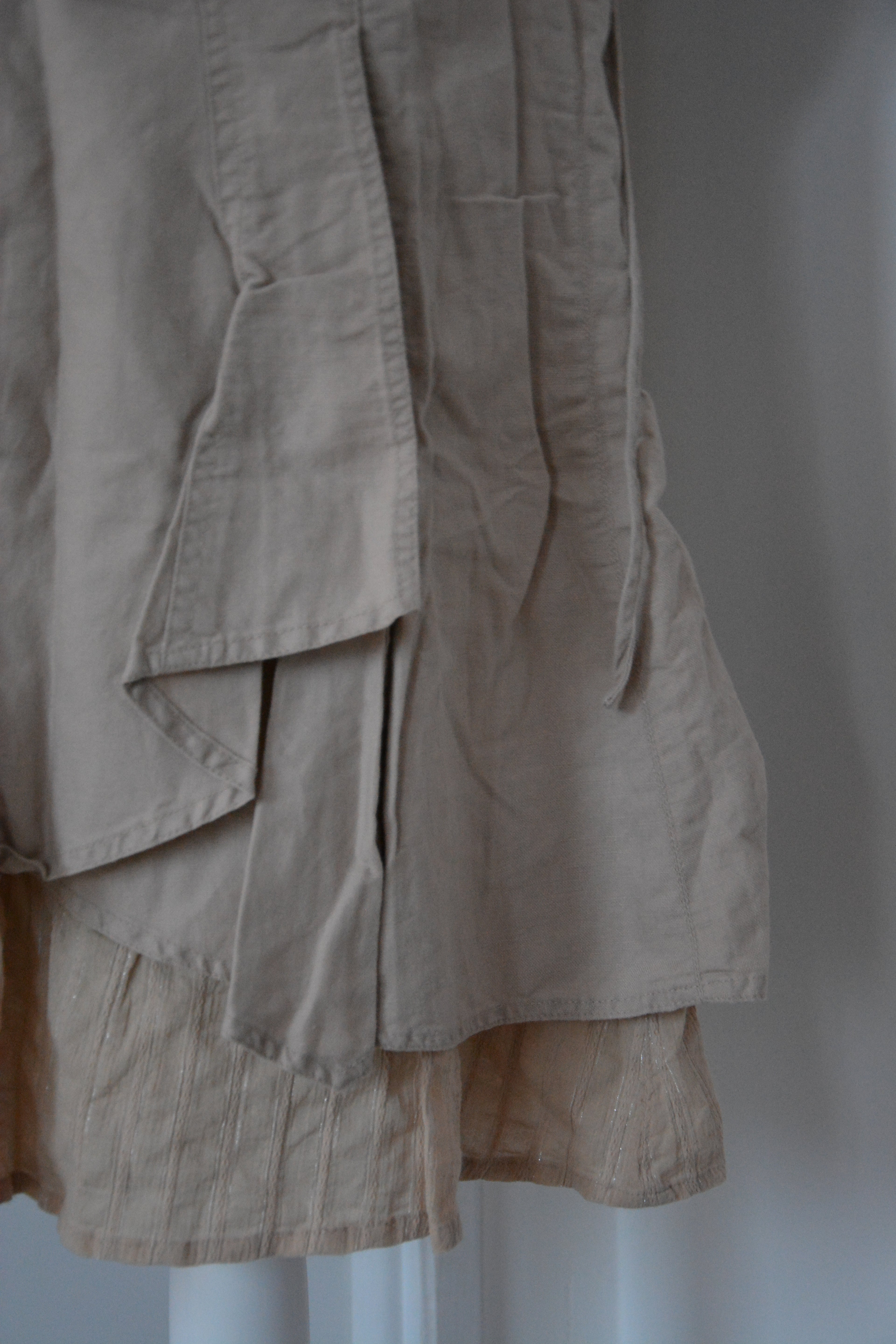 Jupe beige à volants