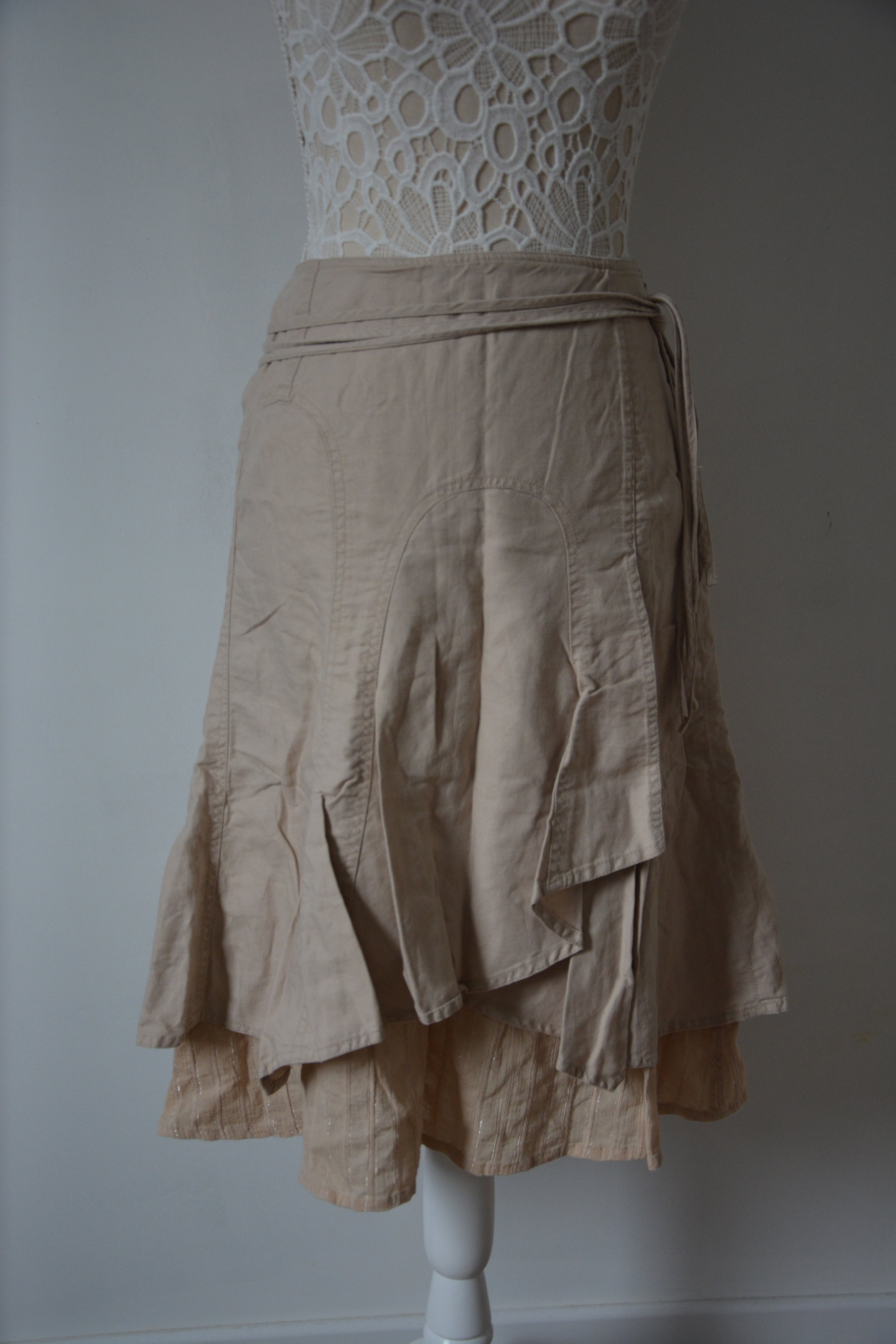 Jupe beige à volants