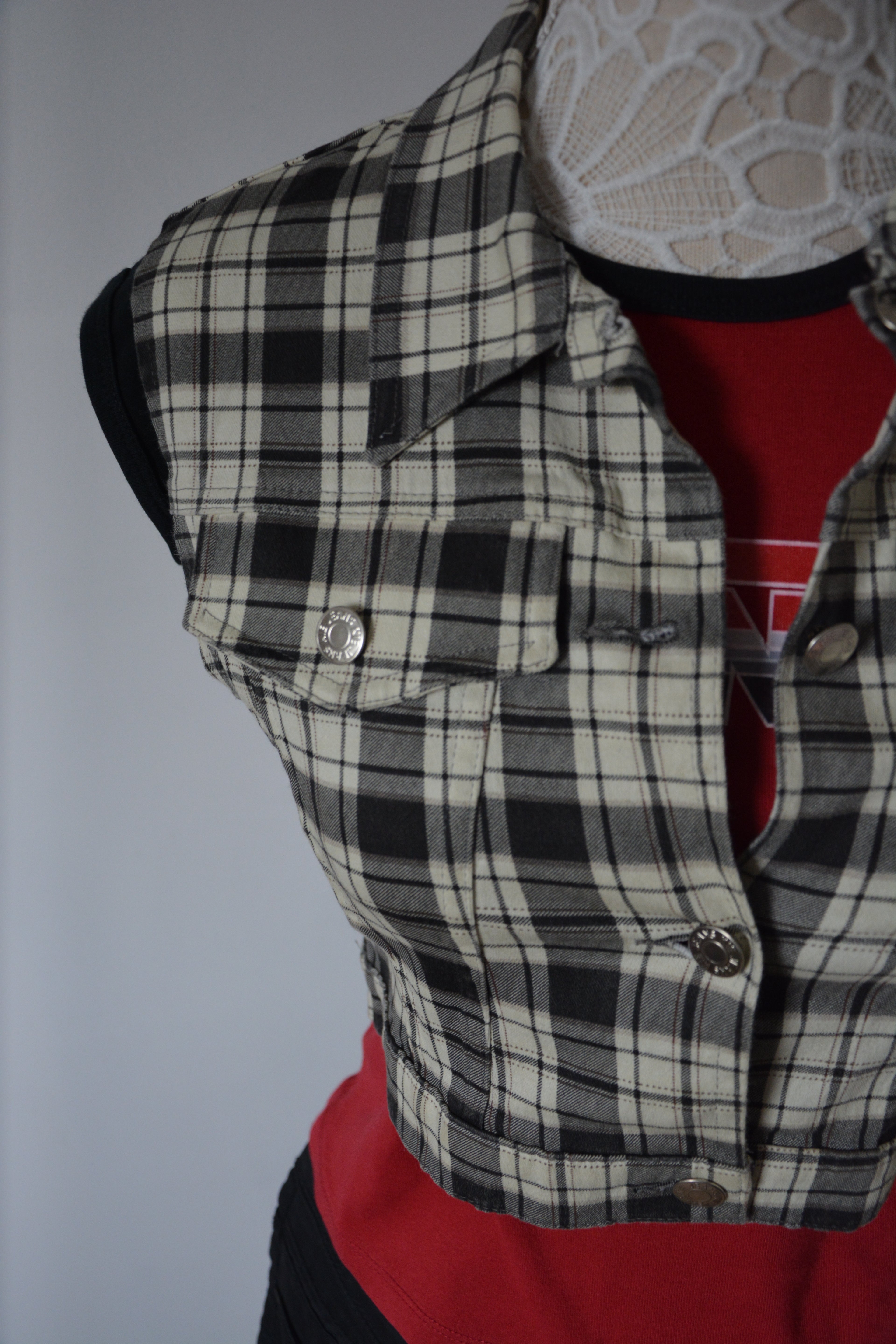 Veste courte sans manches à carreaux