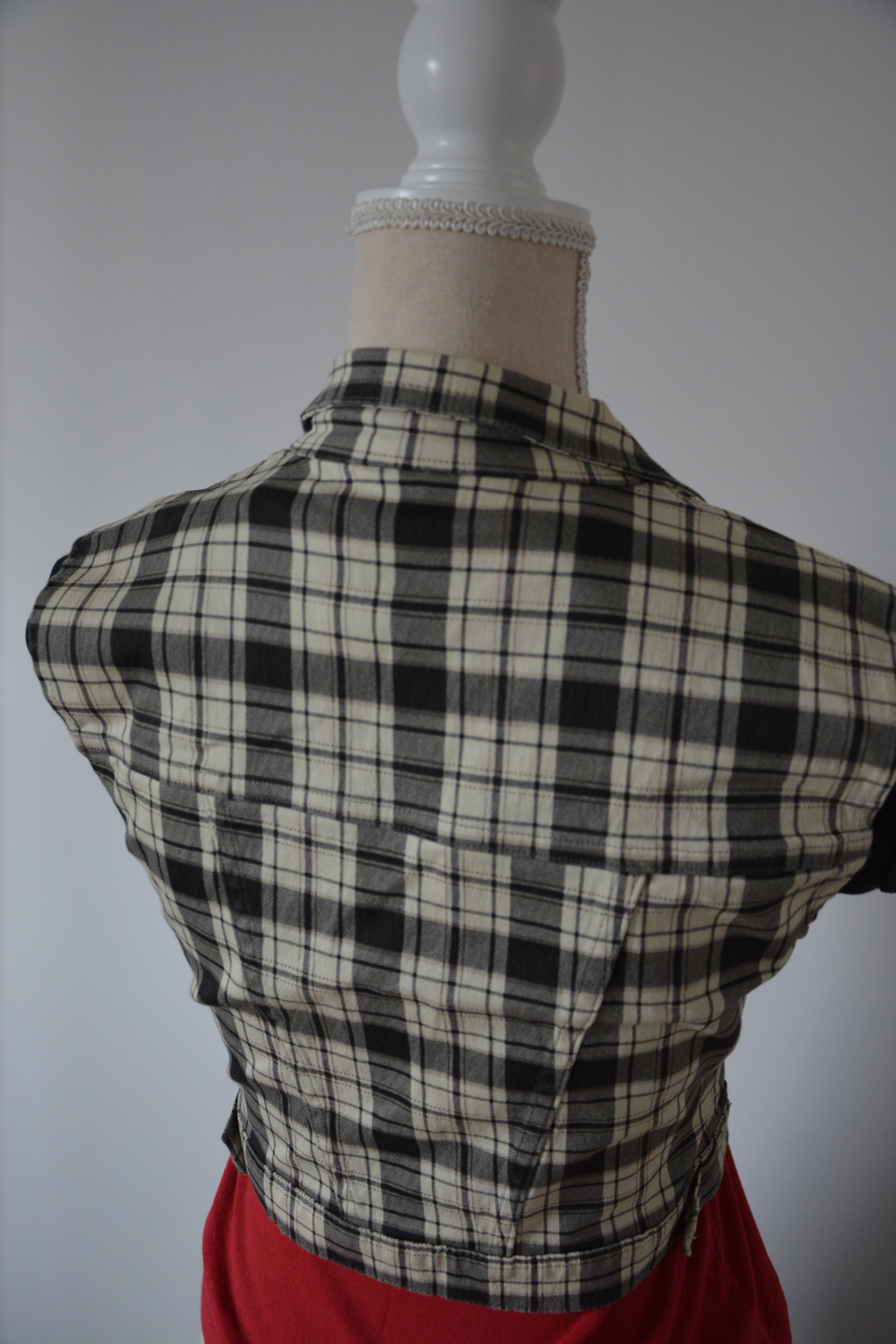 Veste courte sans manches à carreaux