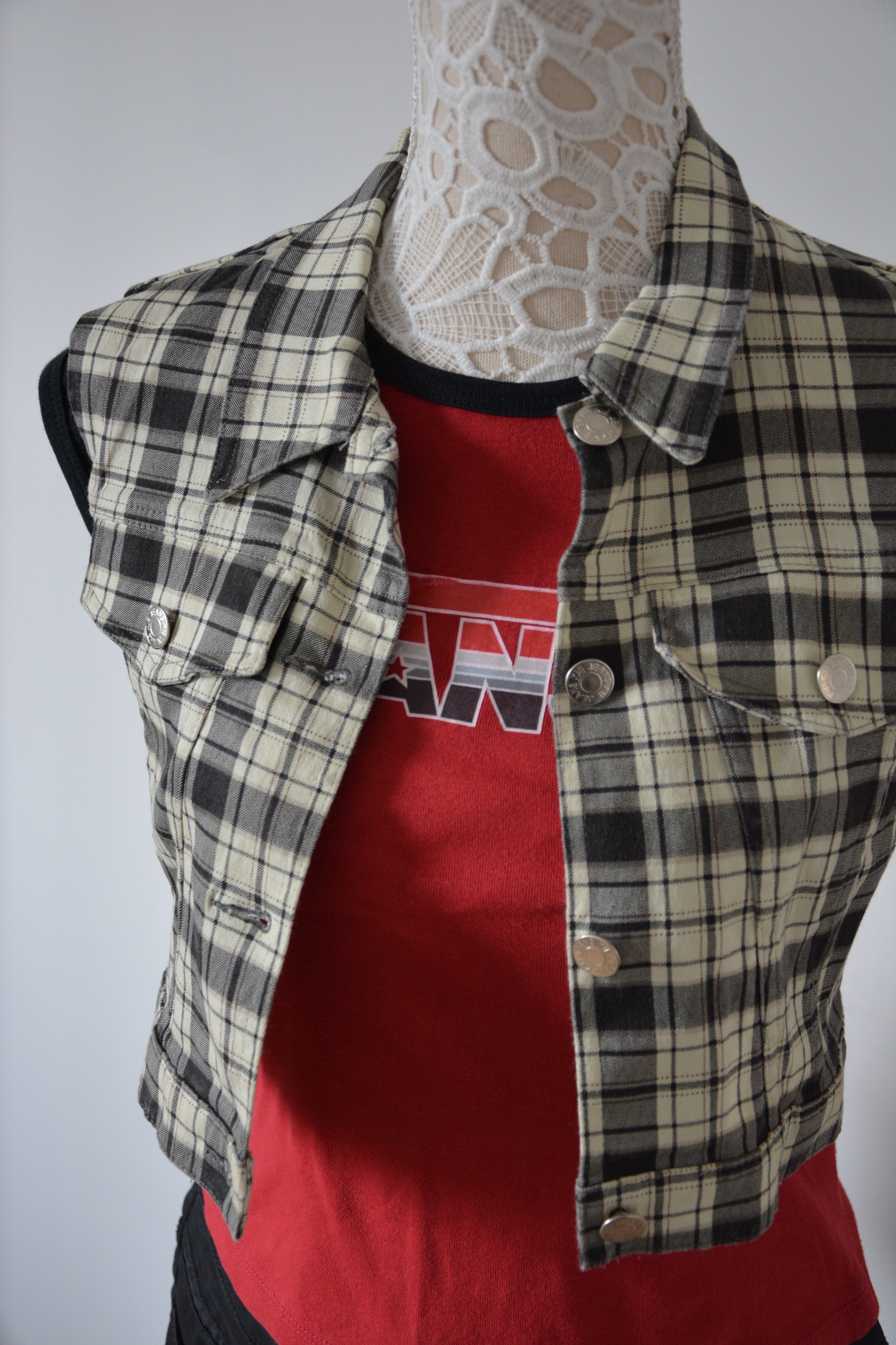 Veste courte sans manches à carreaux