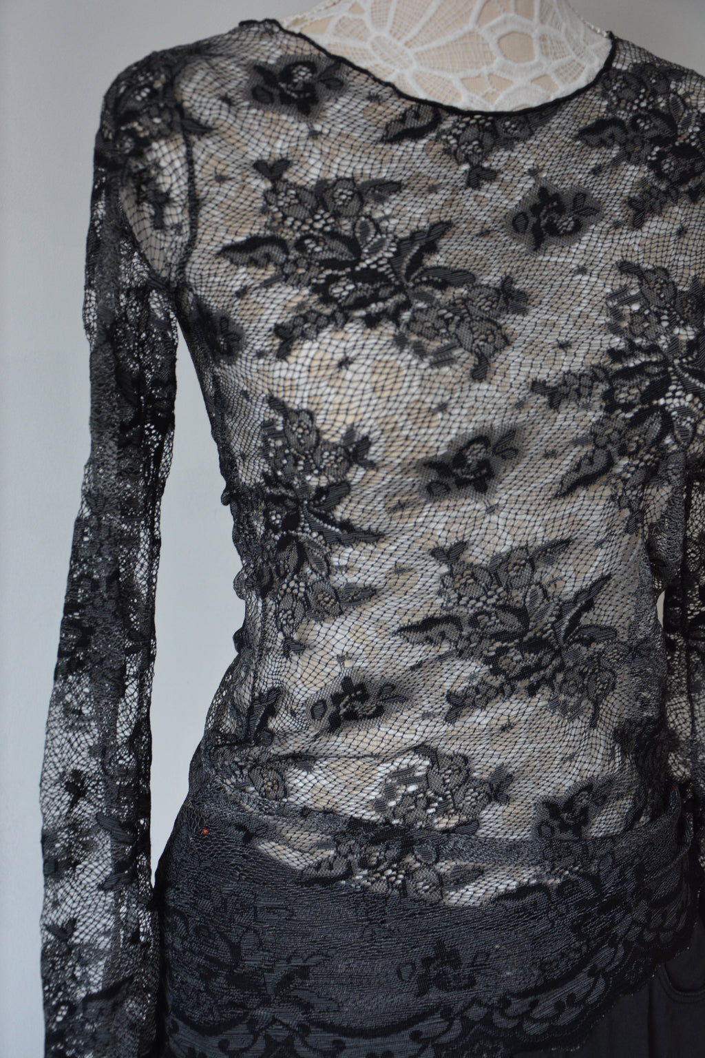 Tshirt noir en résille florale