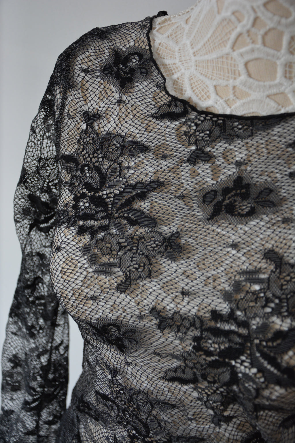 Tshirt noir en résille florale