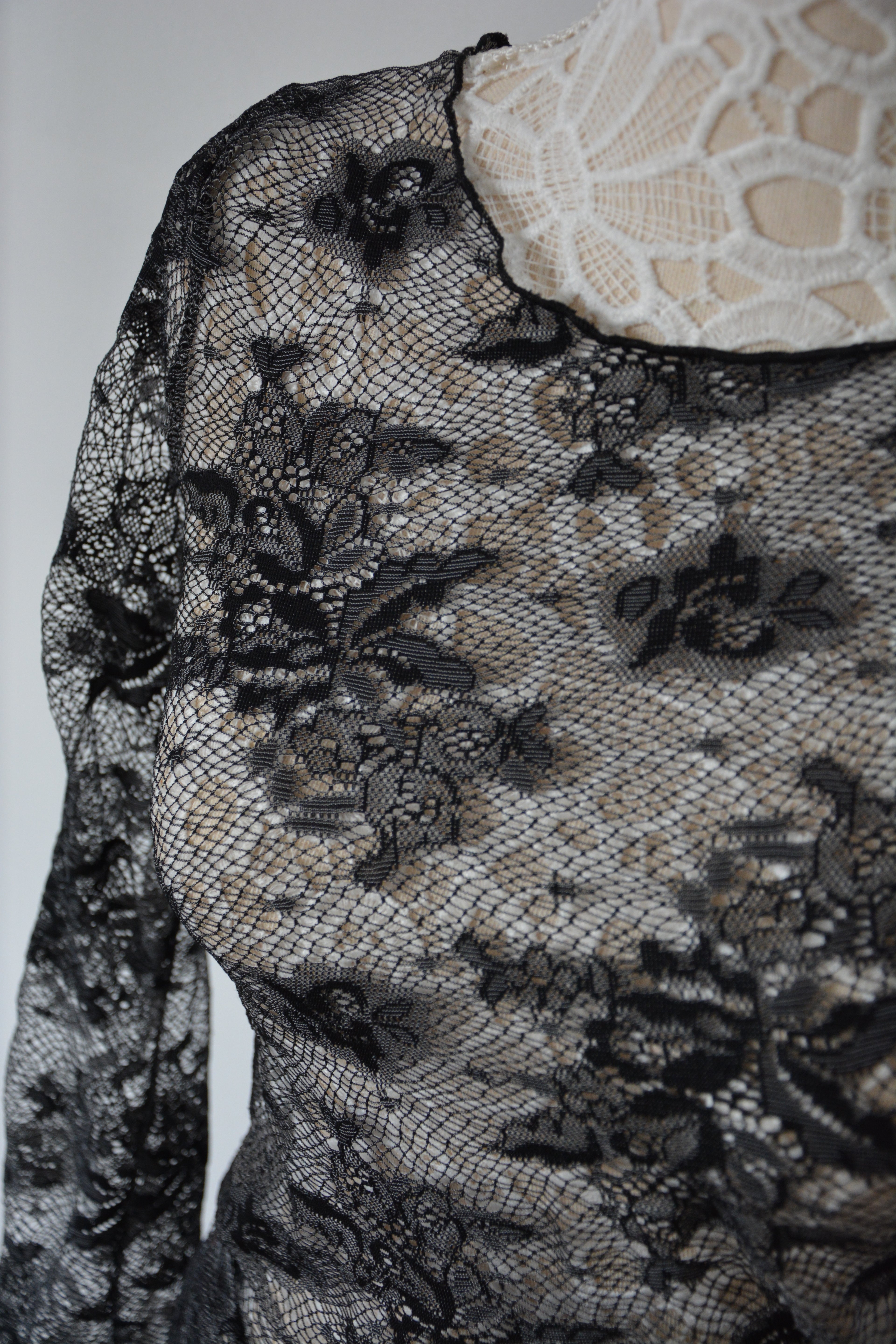 Tshirt noir en résille florale