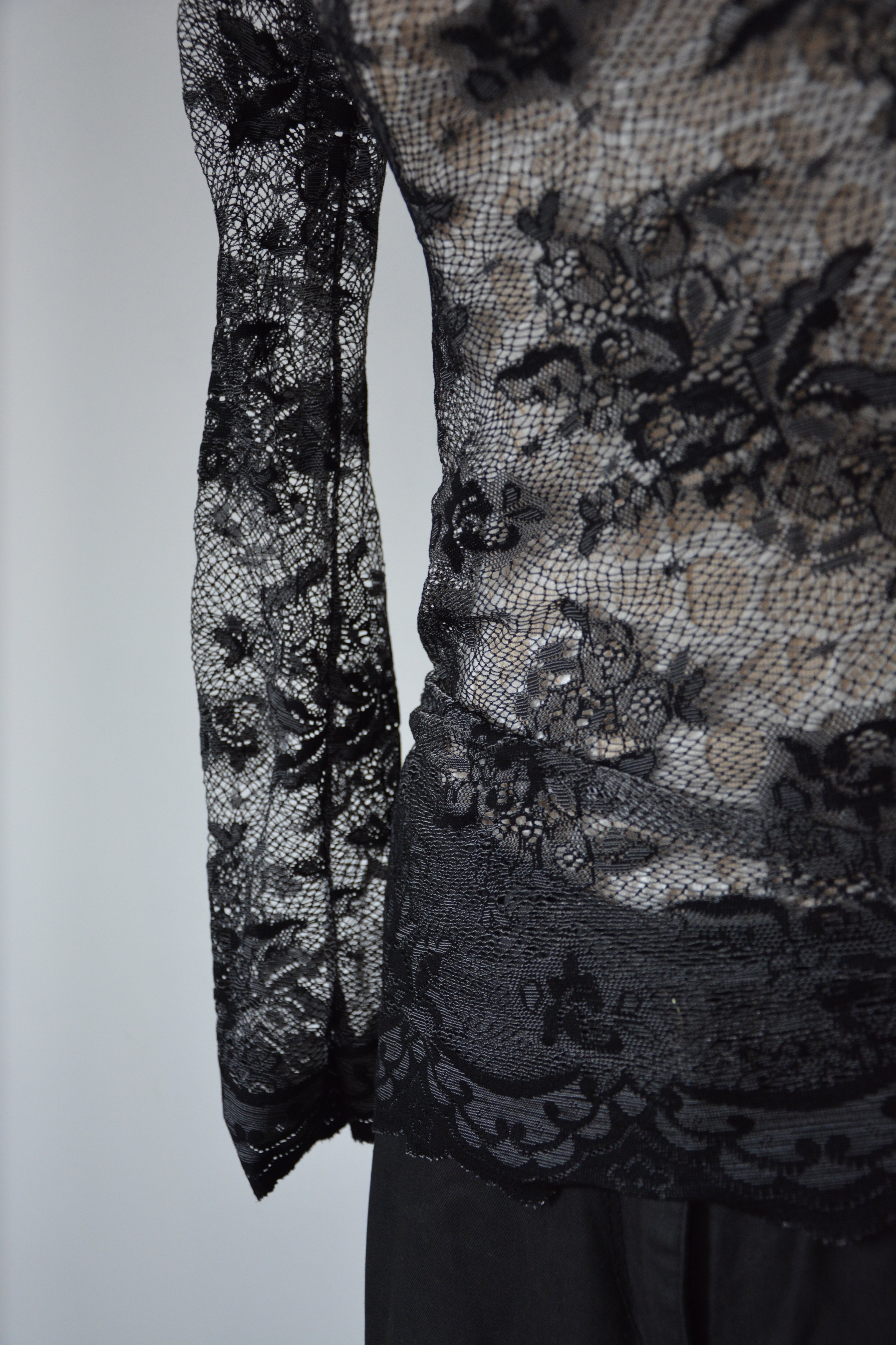 Tshirt noir en résille florale