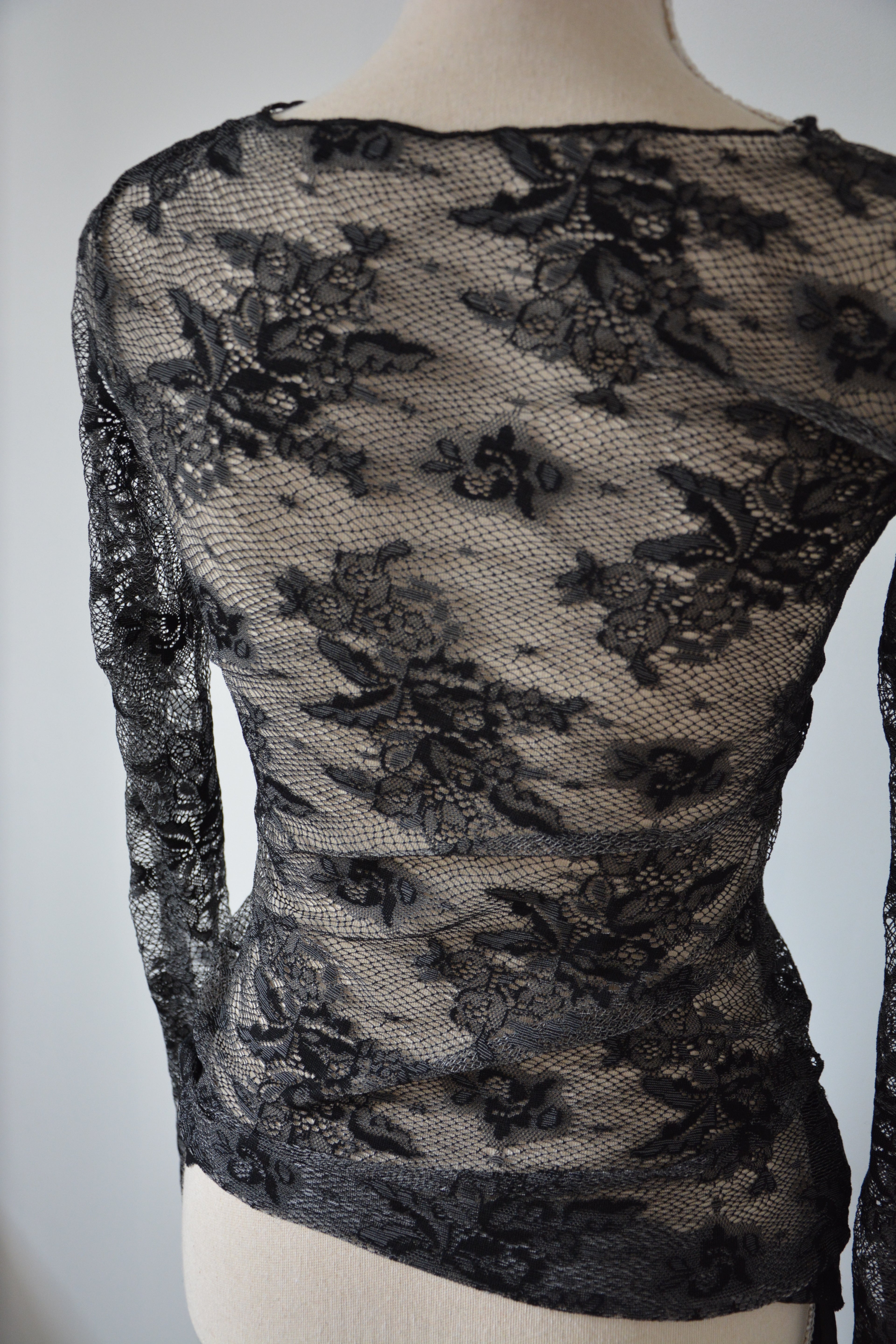 Tshirt noir en résille florale