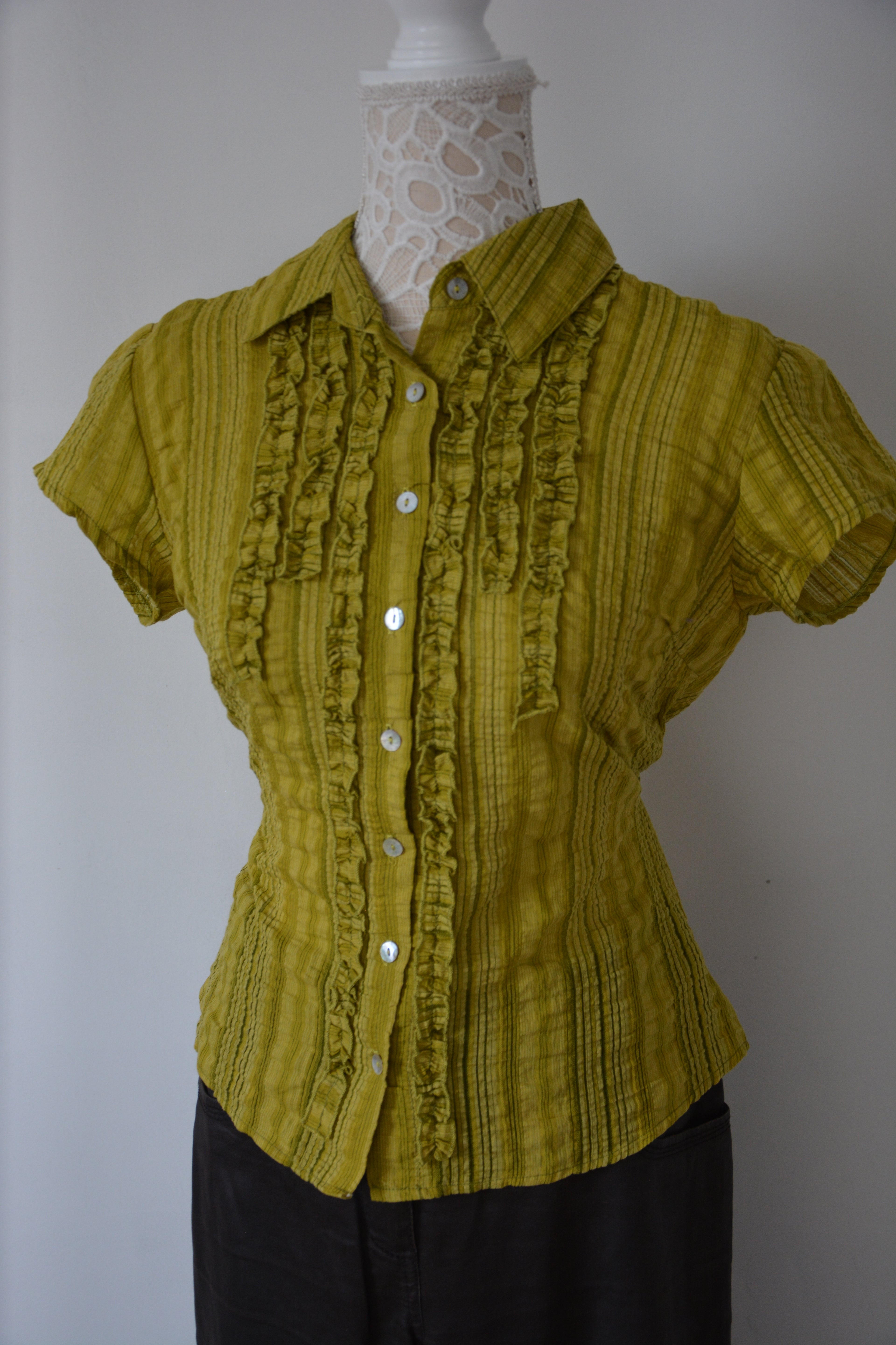 Chemise verte à froufrous