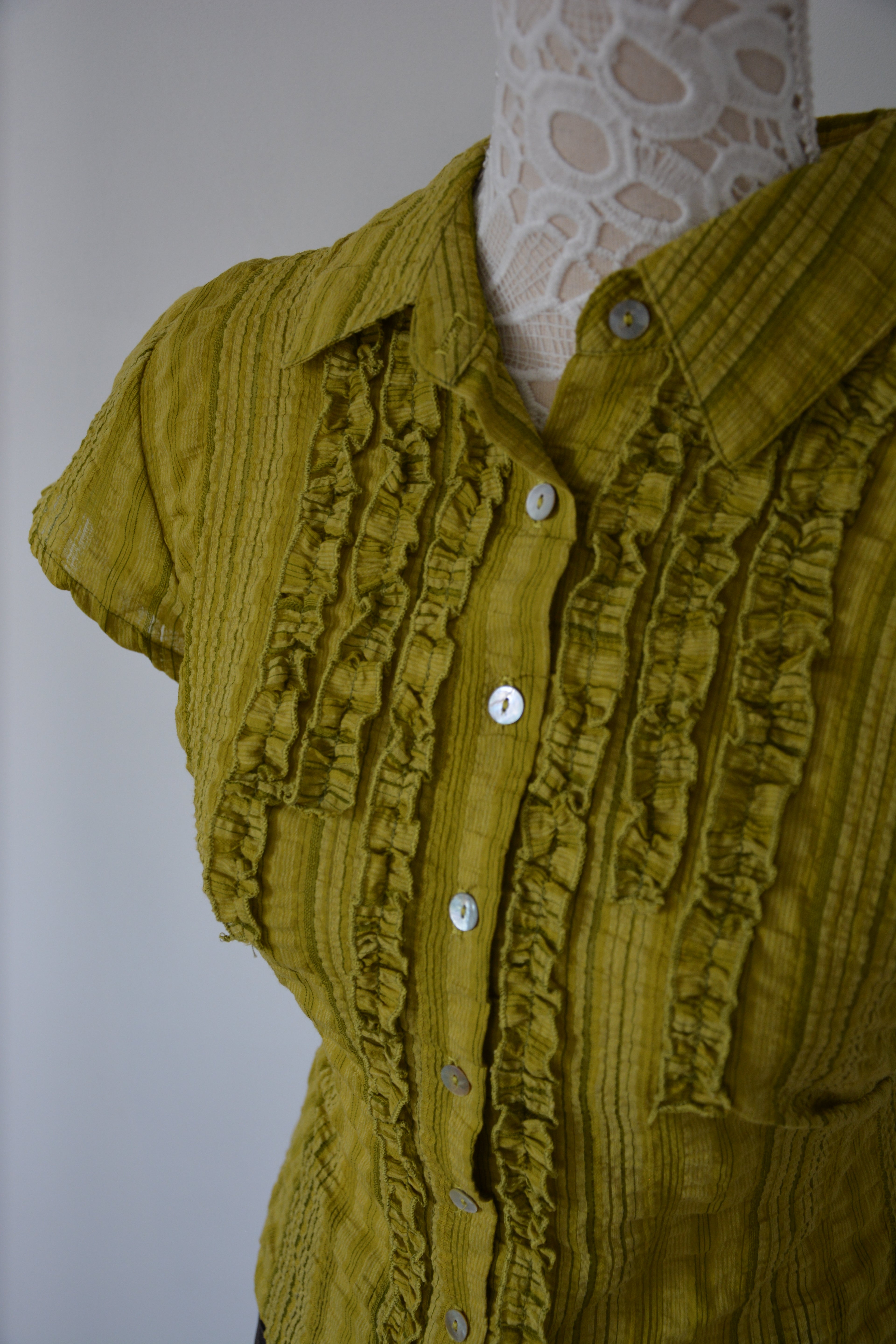 Chemise verte à froufrous
