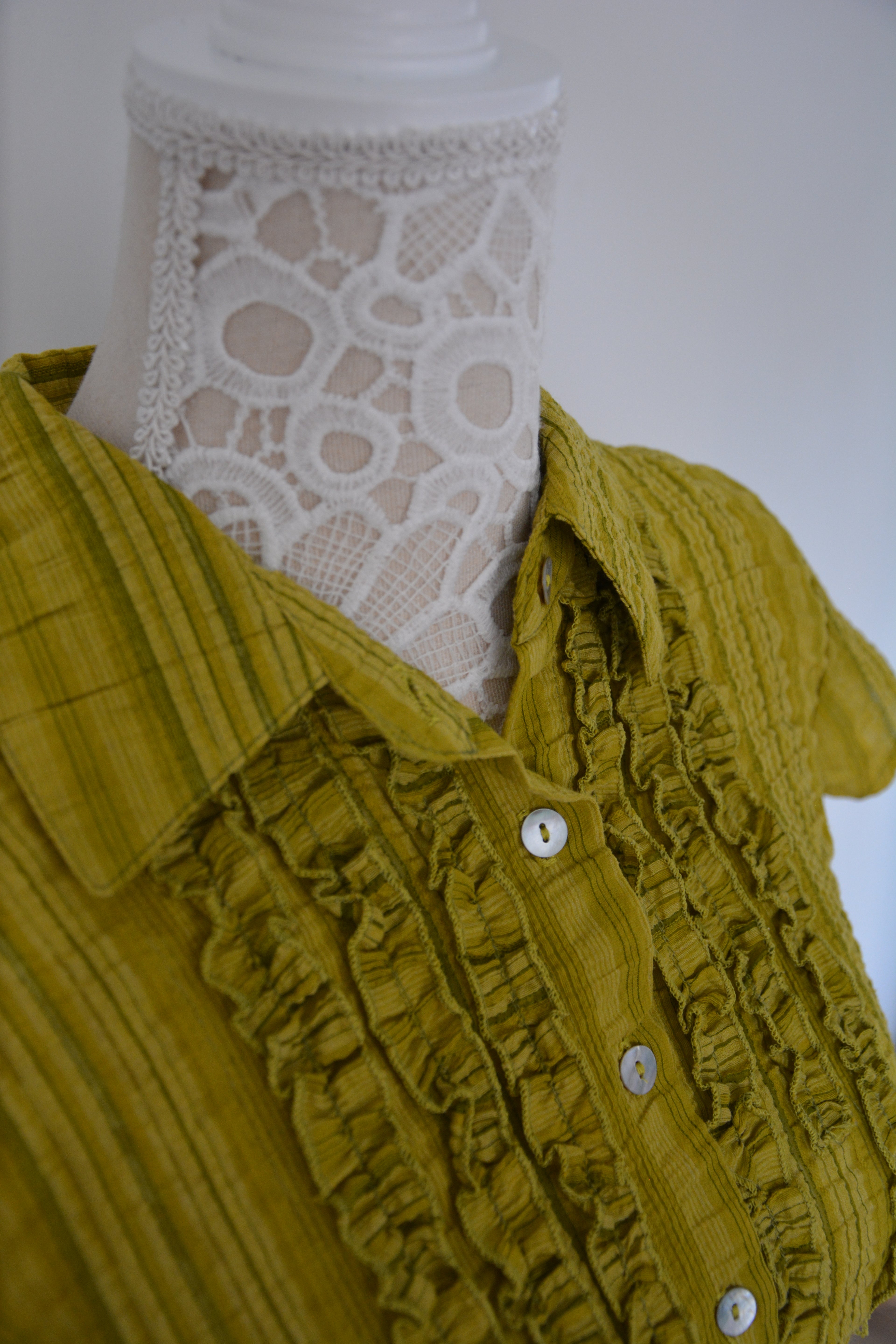 Chemise verte à froufrous