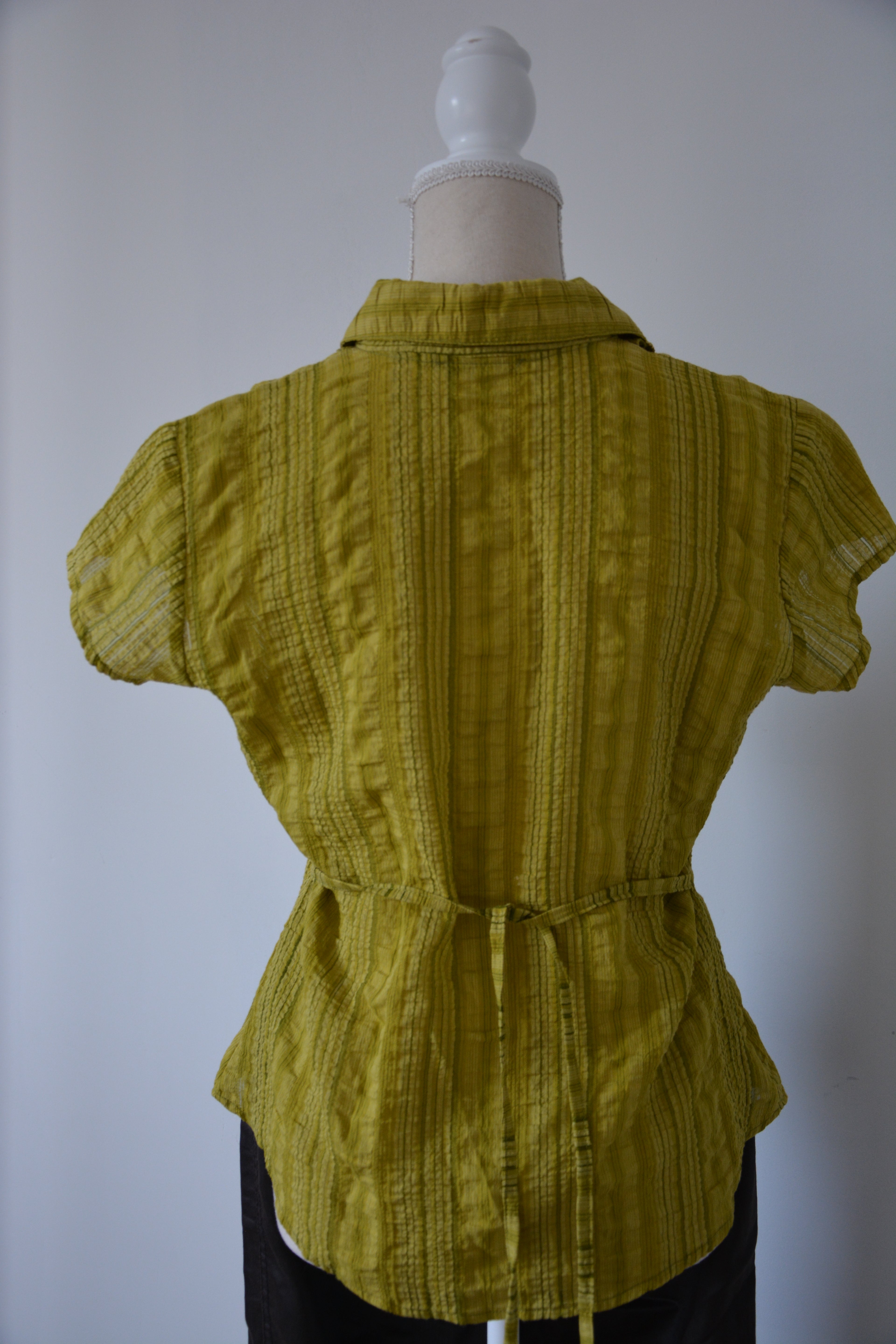 Chemise verte à froufrous