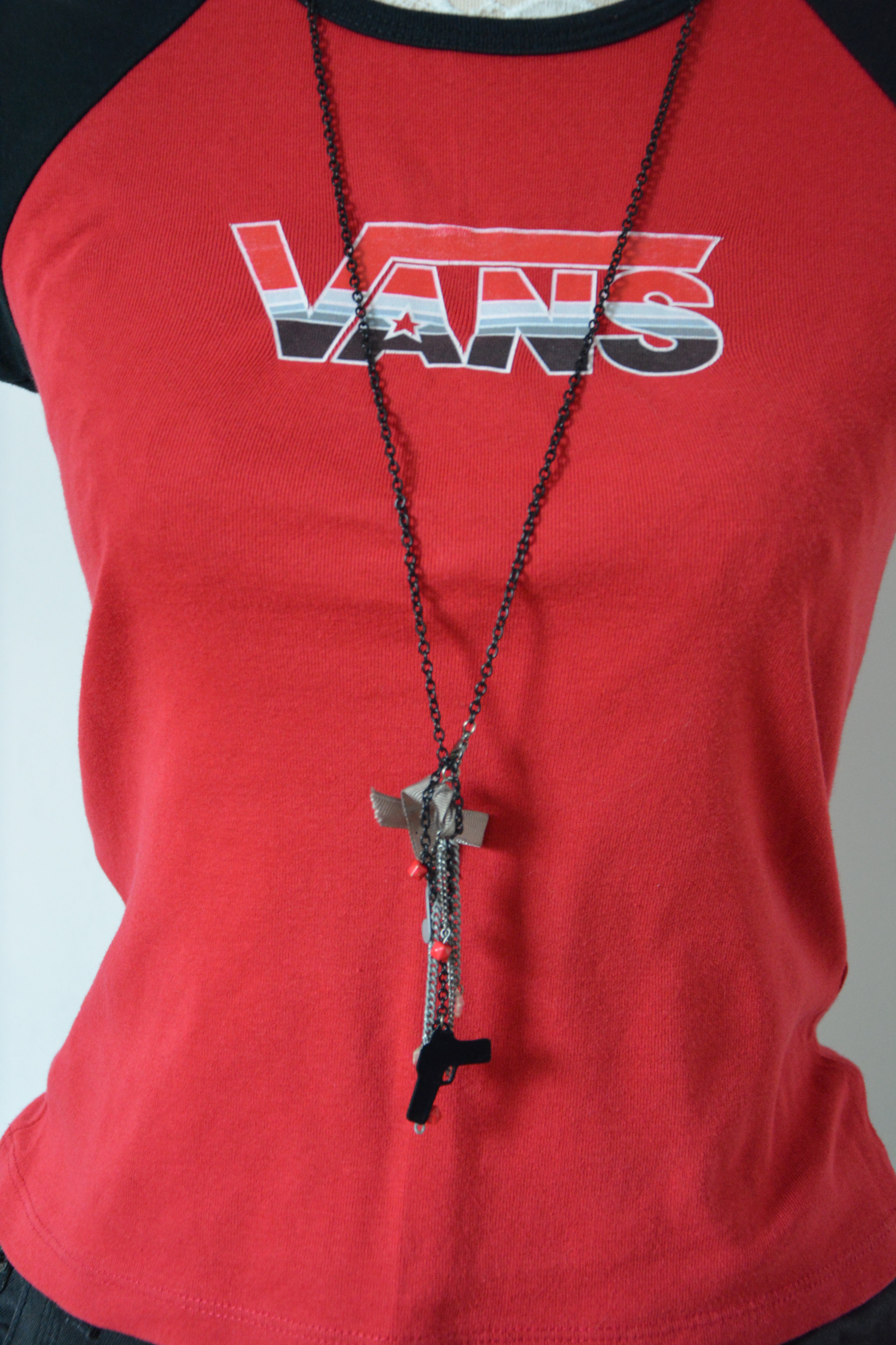 Collier long noir à pendentif